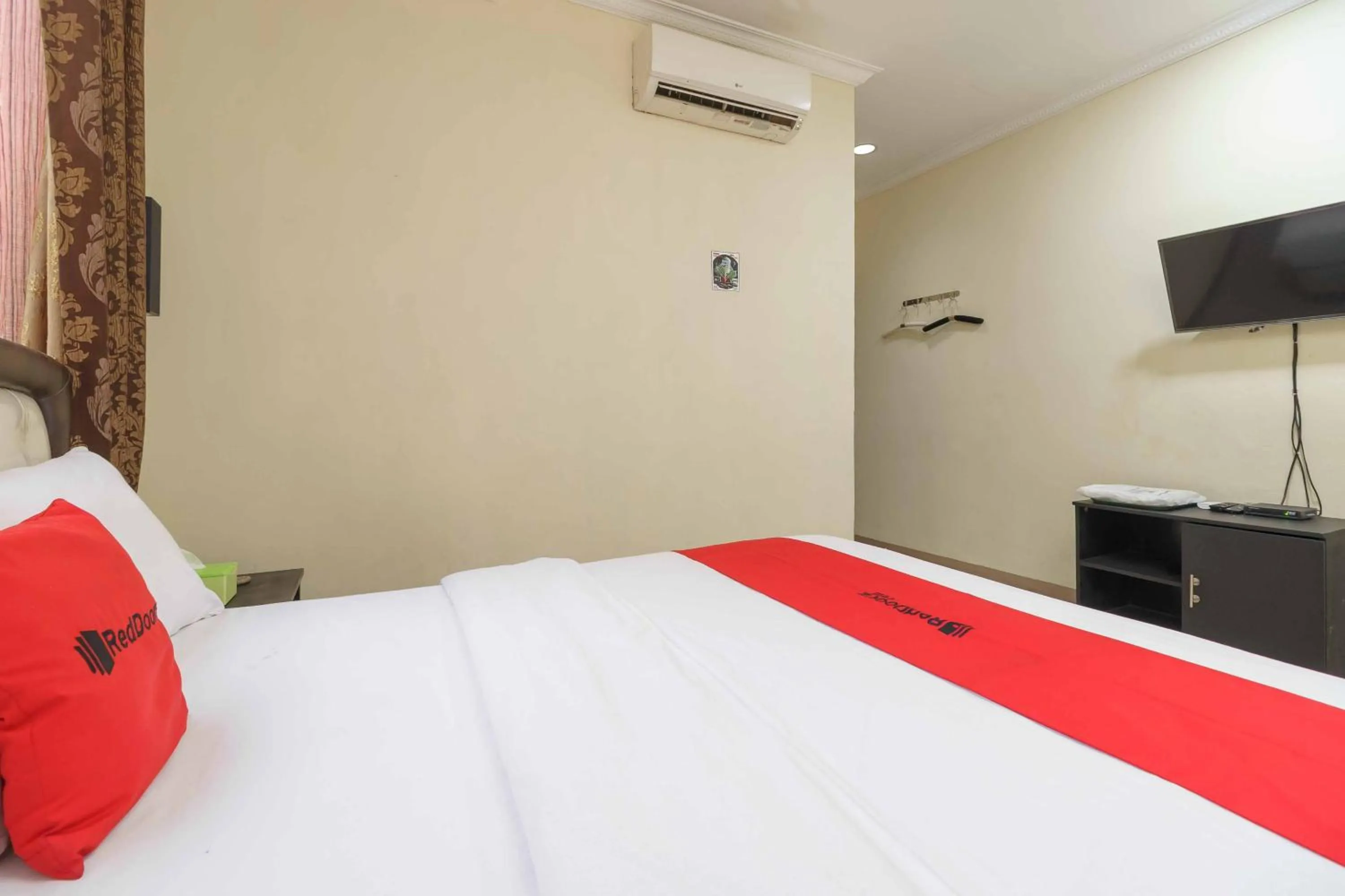 Bedroom, Bed in RedDoorz near City Walk Lippo Cikarang