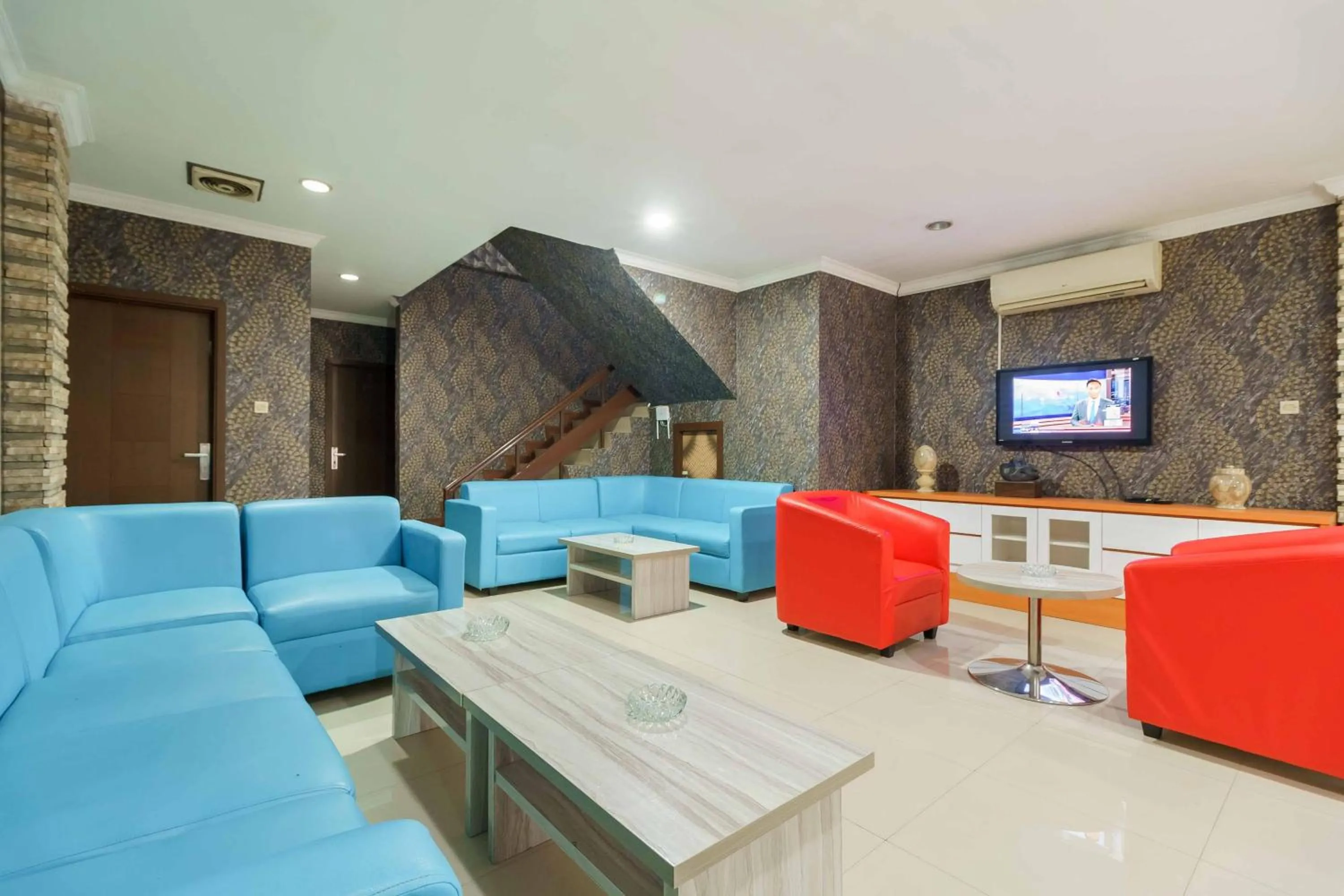 Seating area in RedDoorz near City Walk Lippo Cikarang