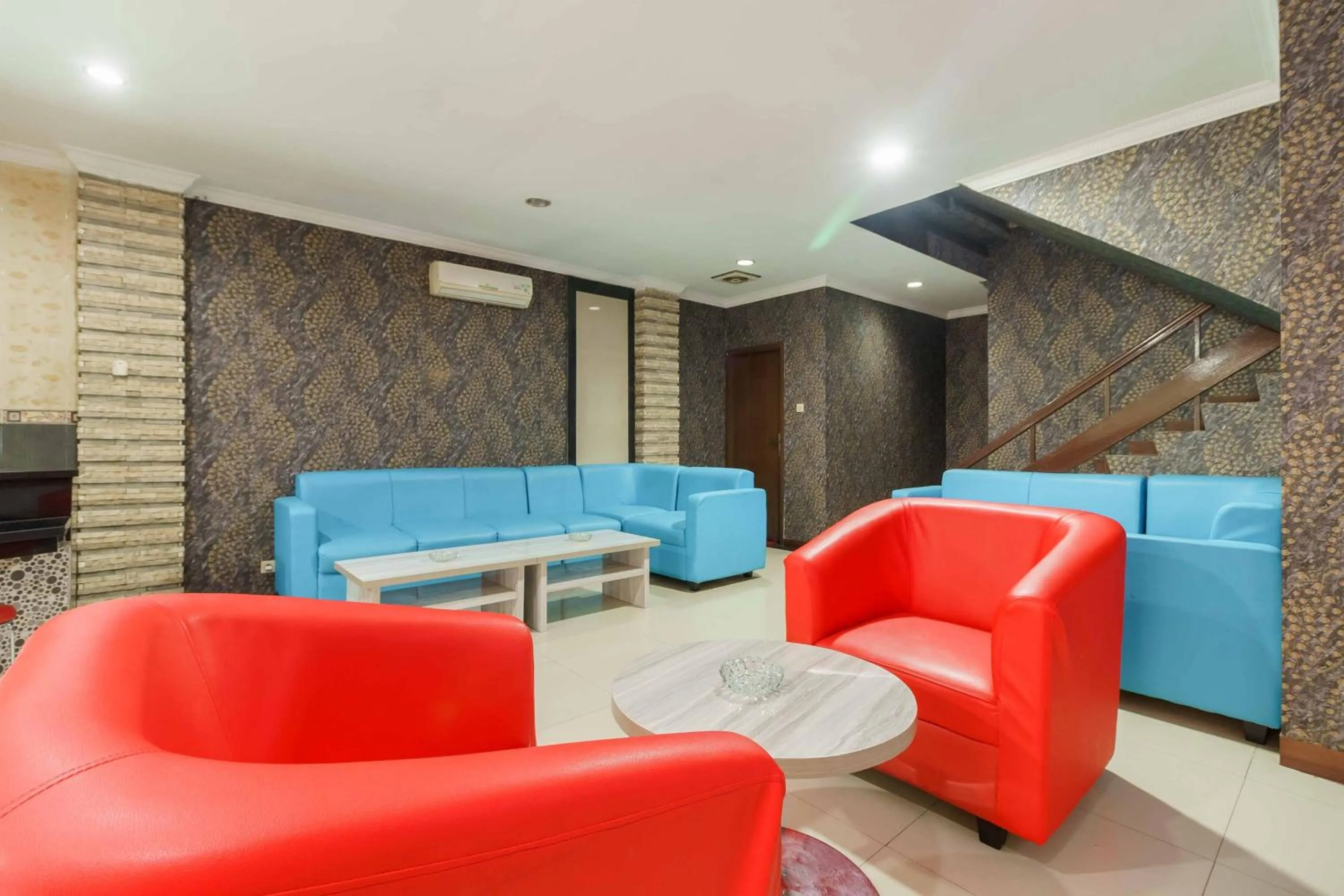 Seating area in RedDoorz near City Walk Lippo Cikarang