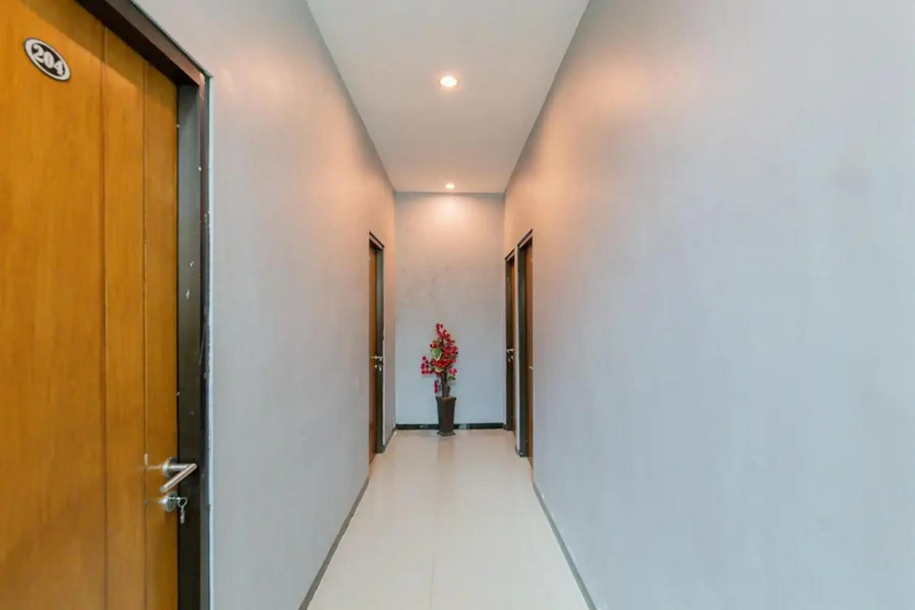 Property building in RedDoorz @ Manukan Surabaya Property building in RedDoorz @ Manukan Surabaya