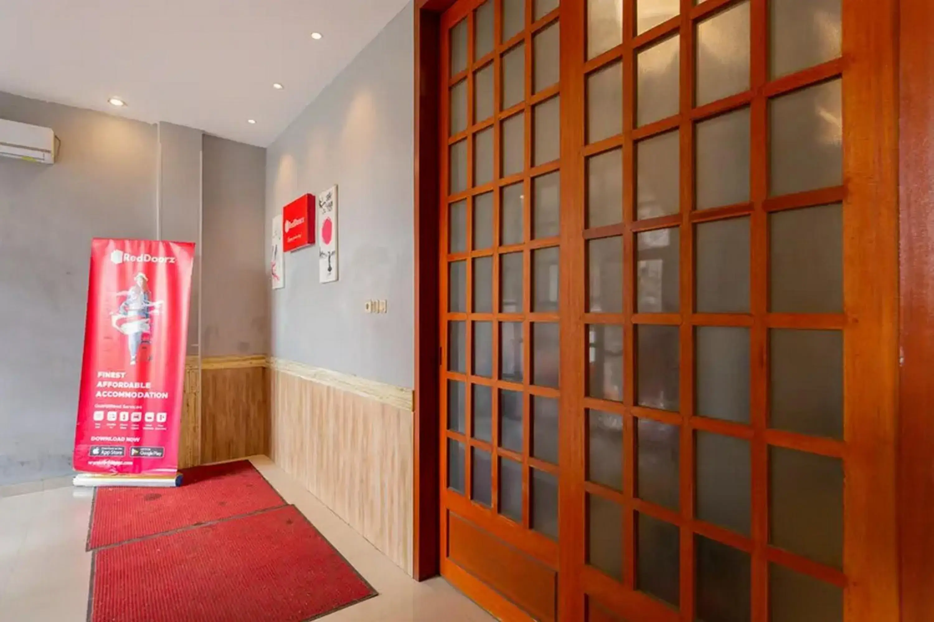 Facade/entrance in RedDoorz @ Manukan Surabaya Facade/entrance in RedDoorz @ Manukan Surabaya