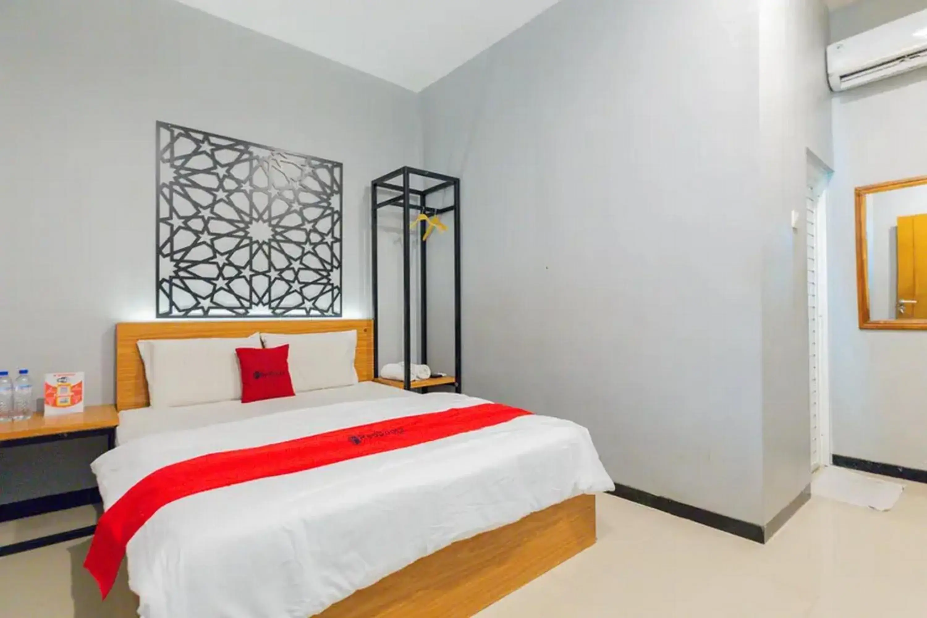 Bed in RedDoorz @ Manukan Surabaya Bed in RedDoorz @ Manukan Surabaya