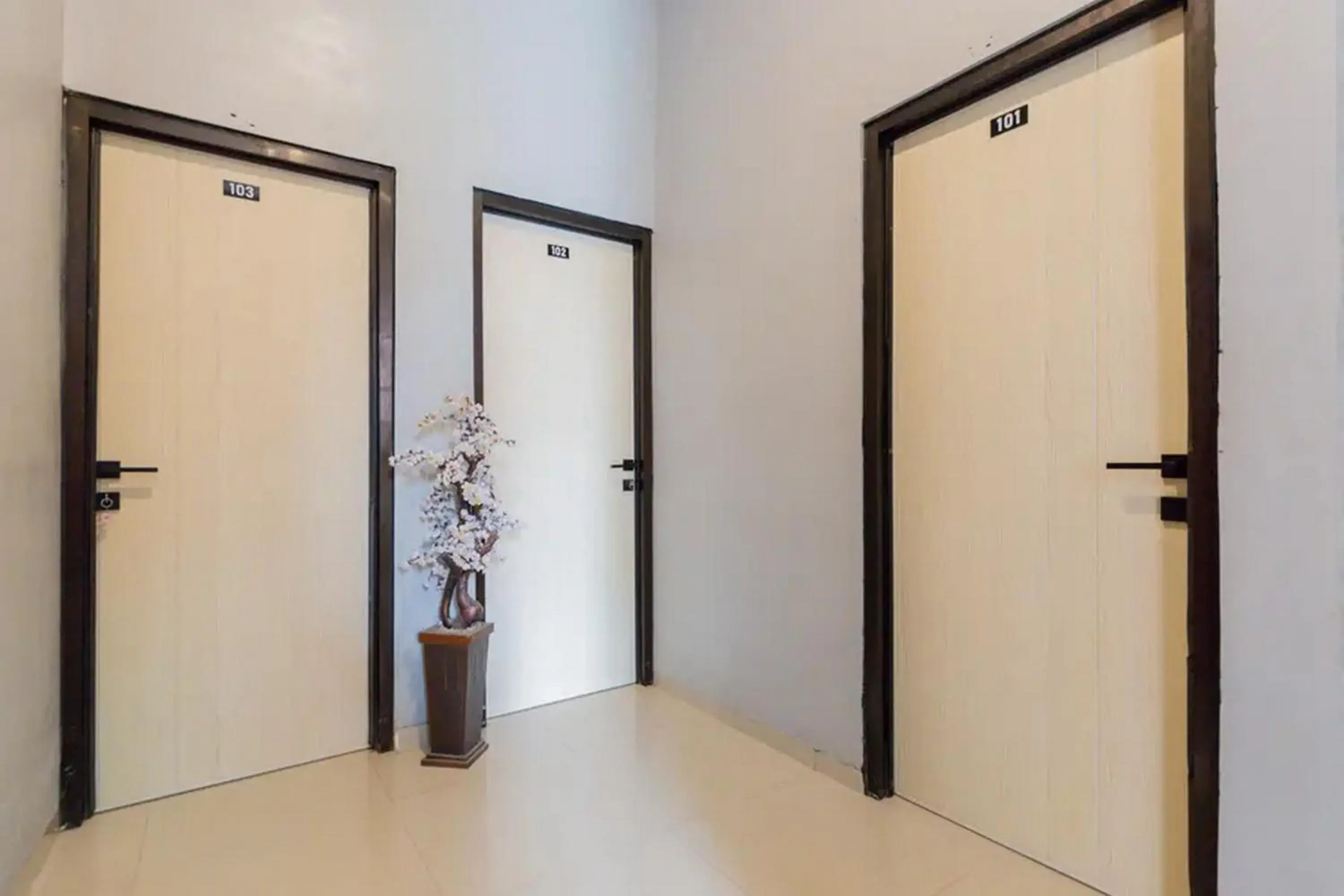 Property building in RedDoorz @ Manukan Surabaya Property building in RedDoorz @ Manukan Surabaya