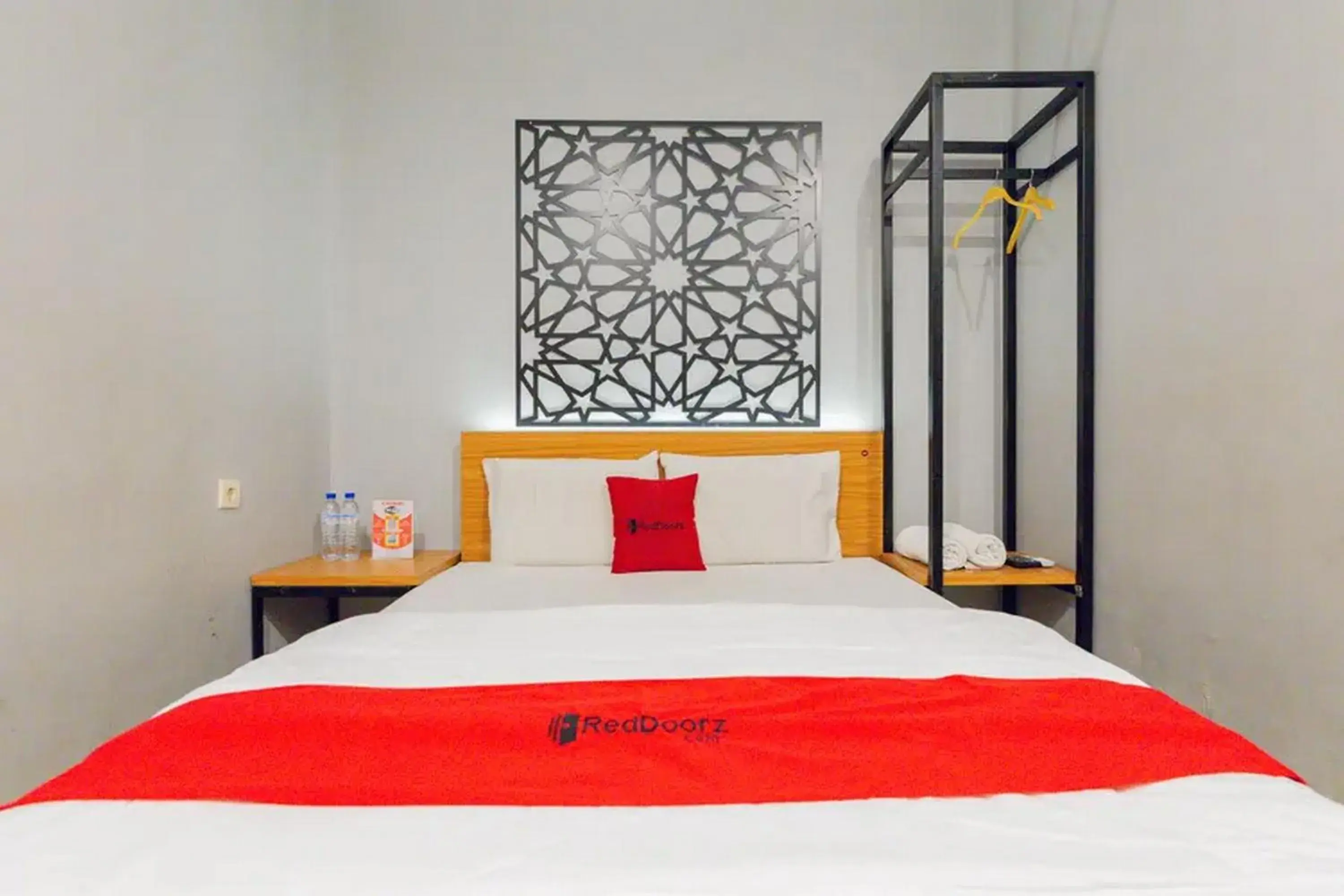 Bed in RedDoorz @ Manukan Surabaya Bed in RedDoorz @ Manukan Surabaya