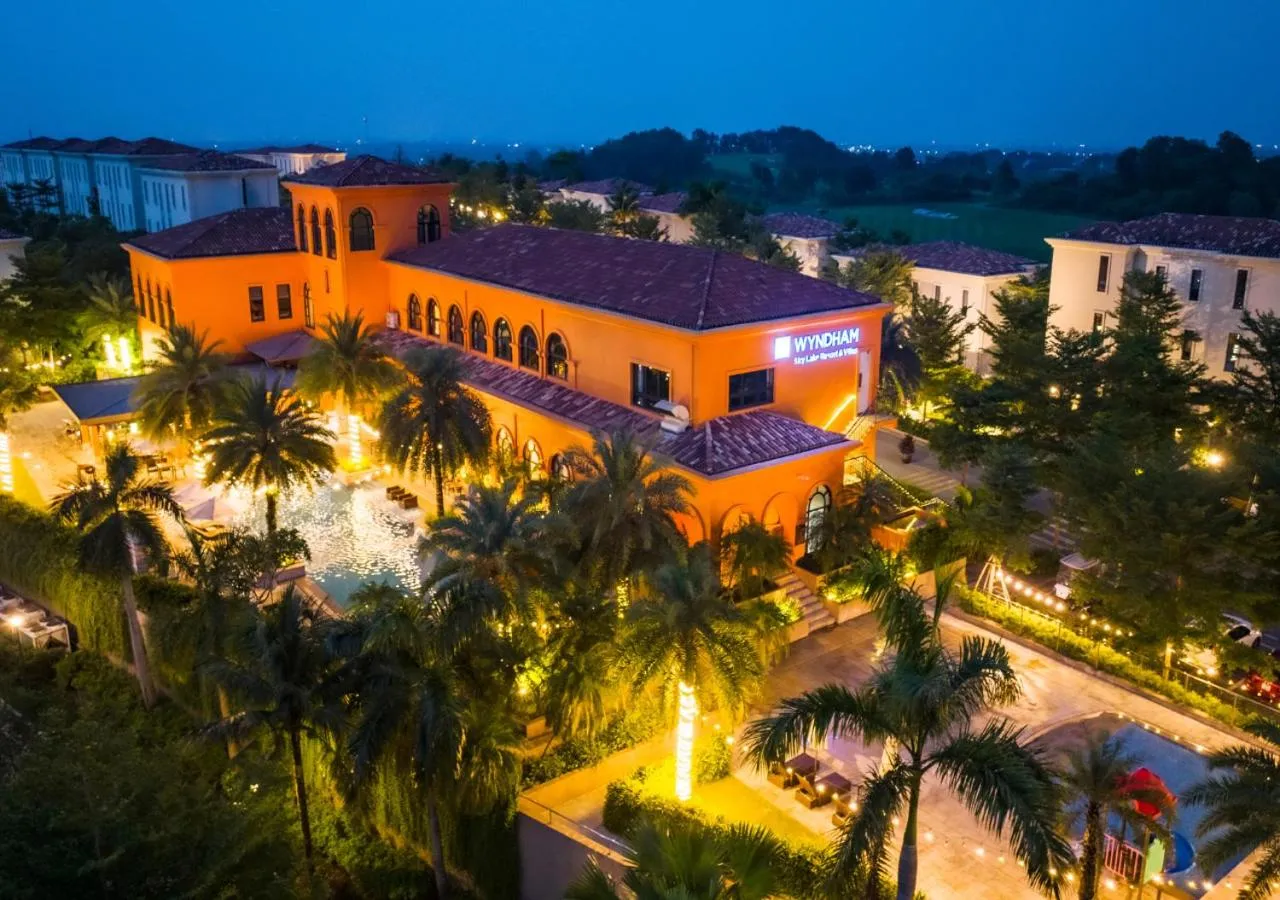 Swimming pool in Wyndham Sky Lake Resort and Villas