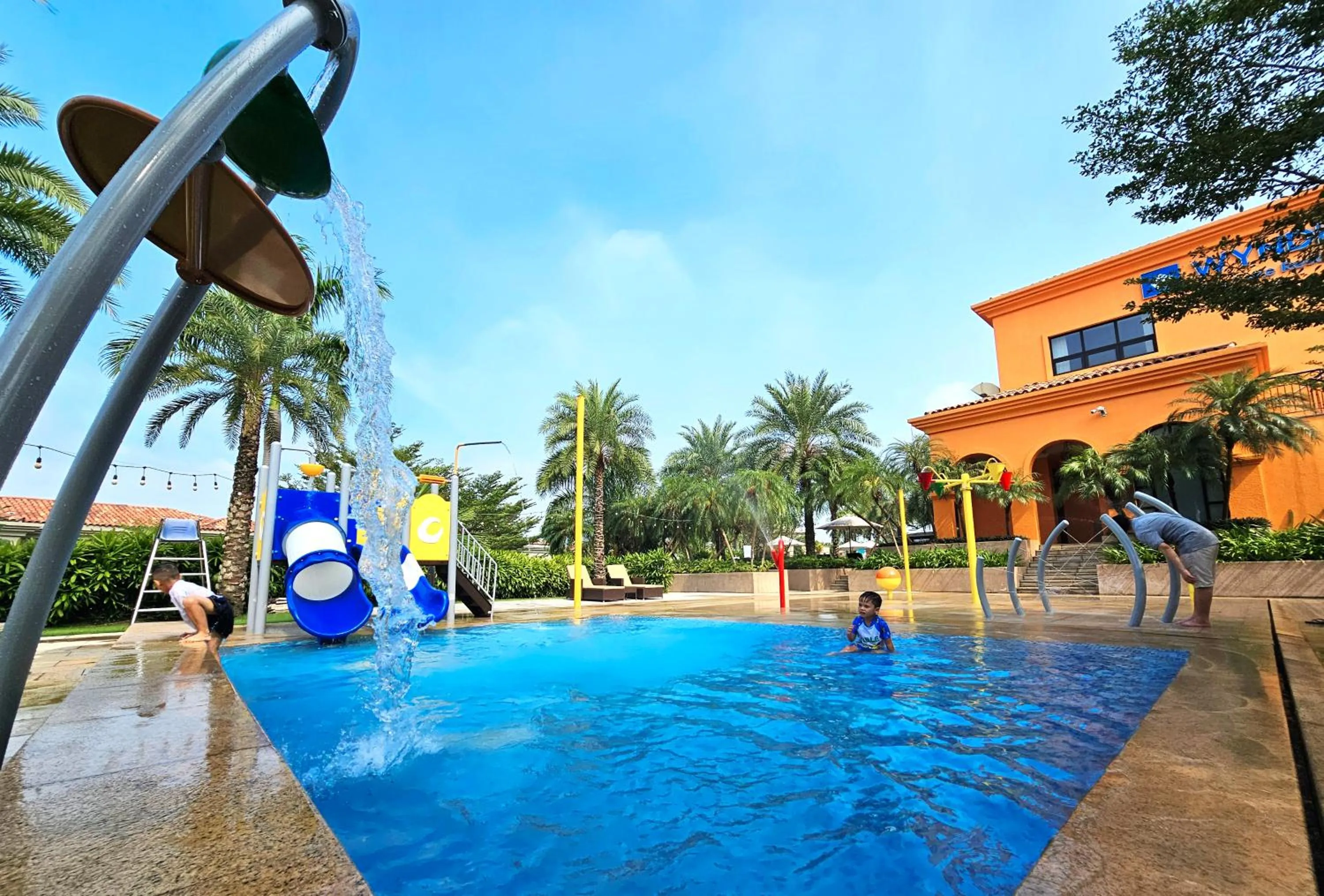 Swimming pool in Wyndham Sky Lake Resort and Villas
