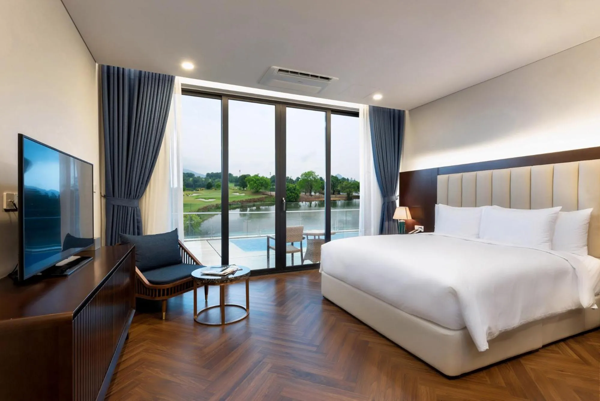 Bed in Wyndham Sky Lake Resort and Villas