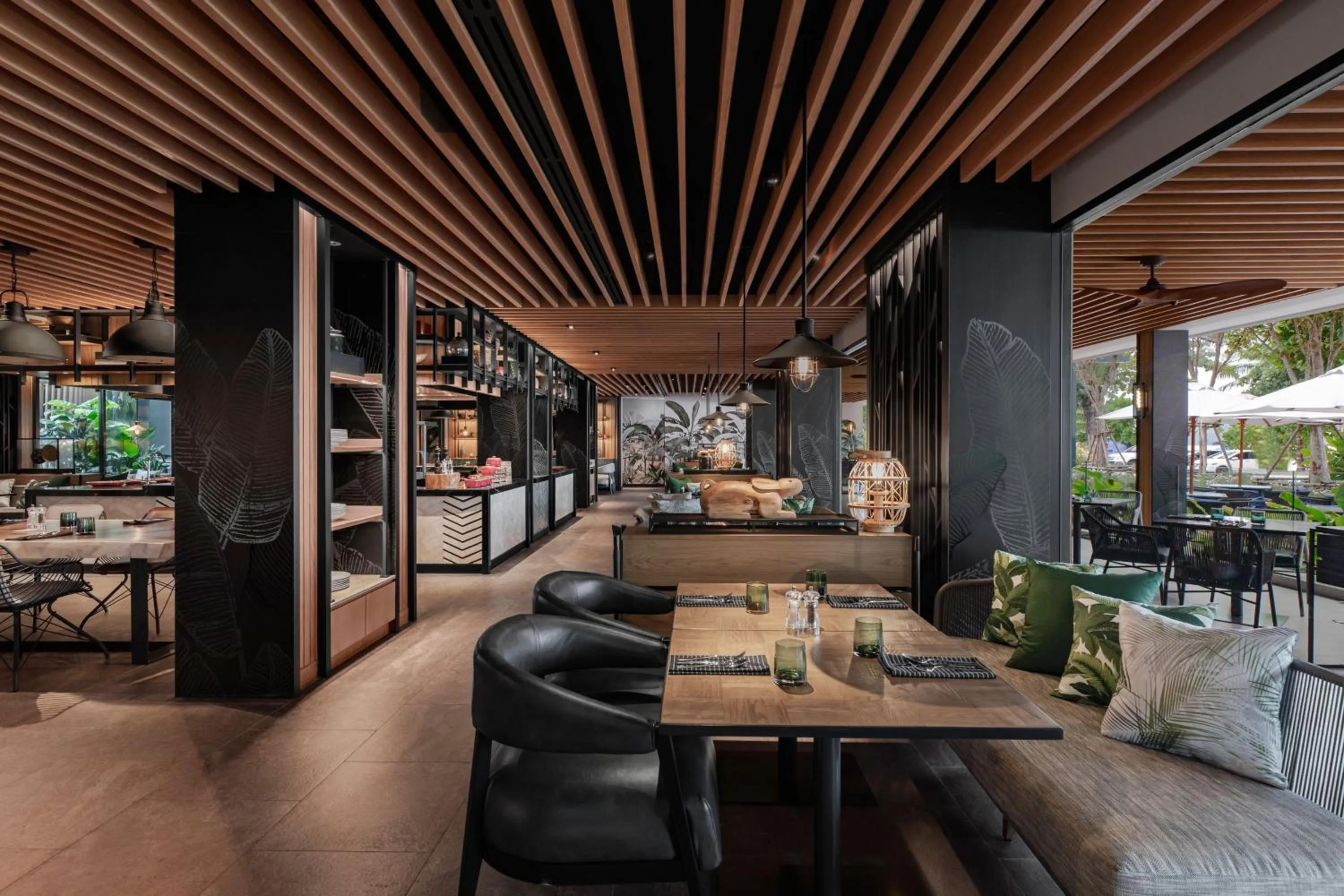 Lounge or bar in Four Points by Sheraton Phuket Patong Beach Resort