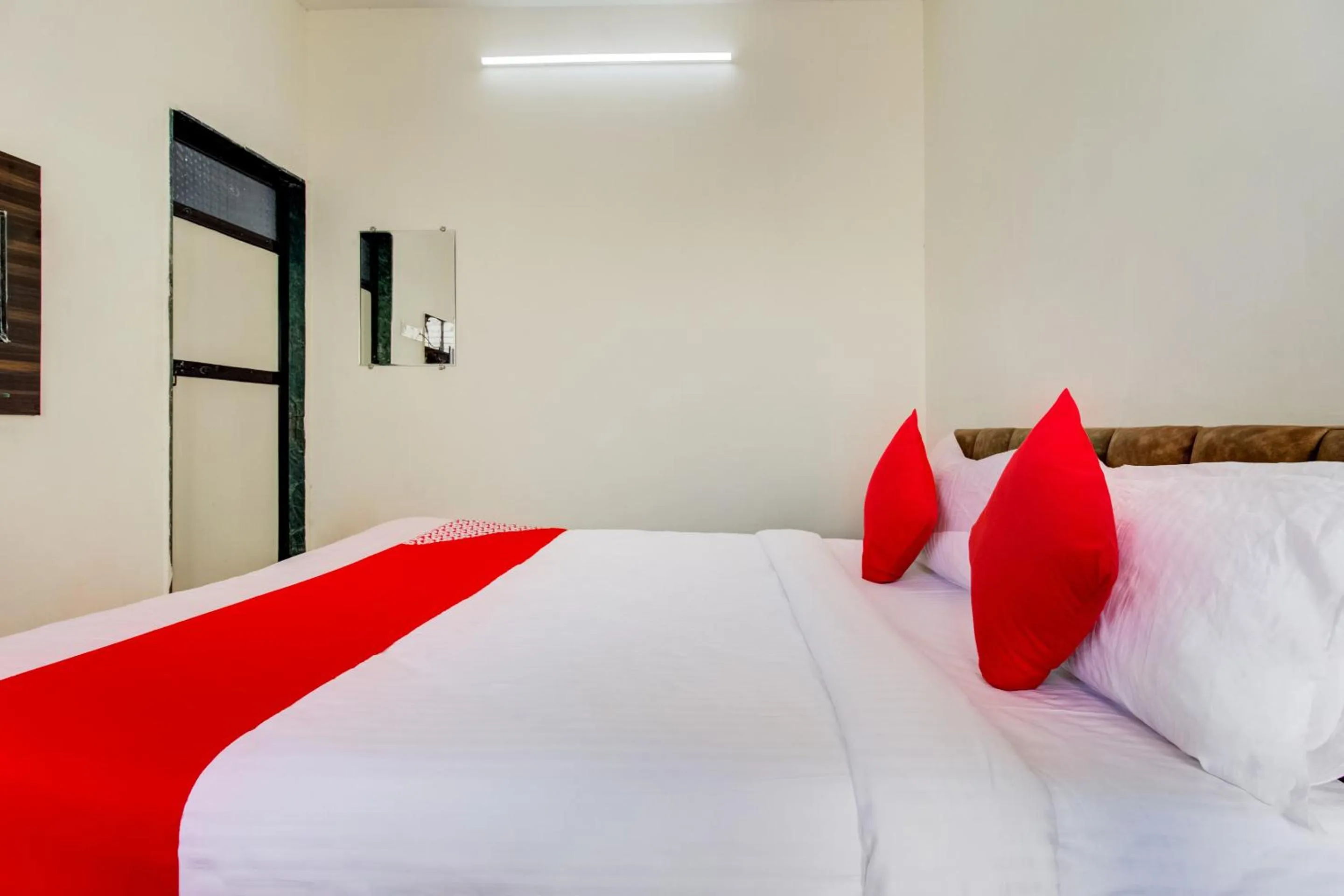 Facade/entrance, Bed in Hotel O 80 City Center