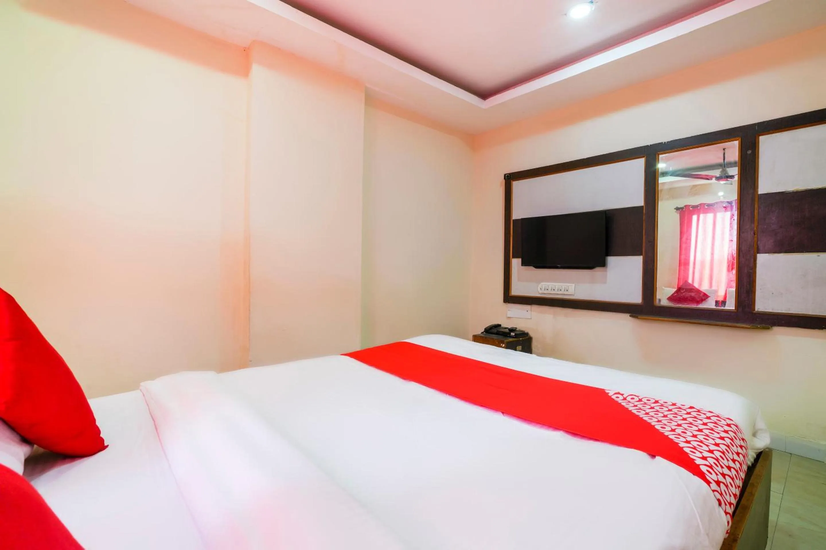 Facade/entrance, Bed in SPOT ON Hotel Hyderabad Continental