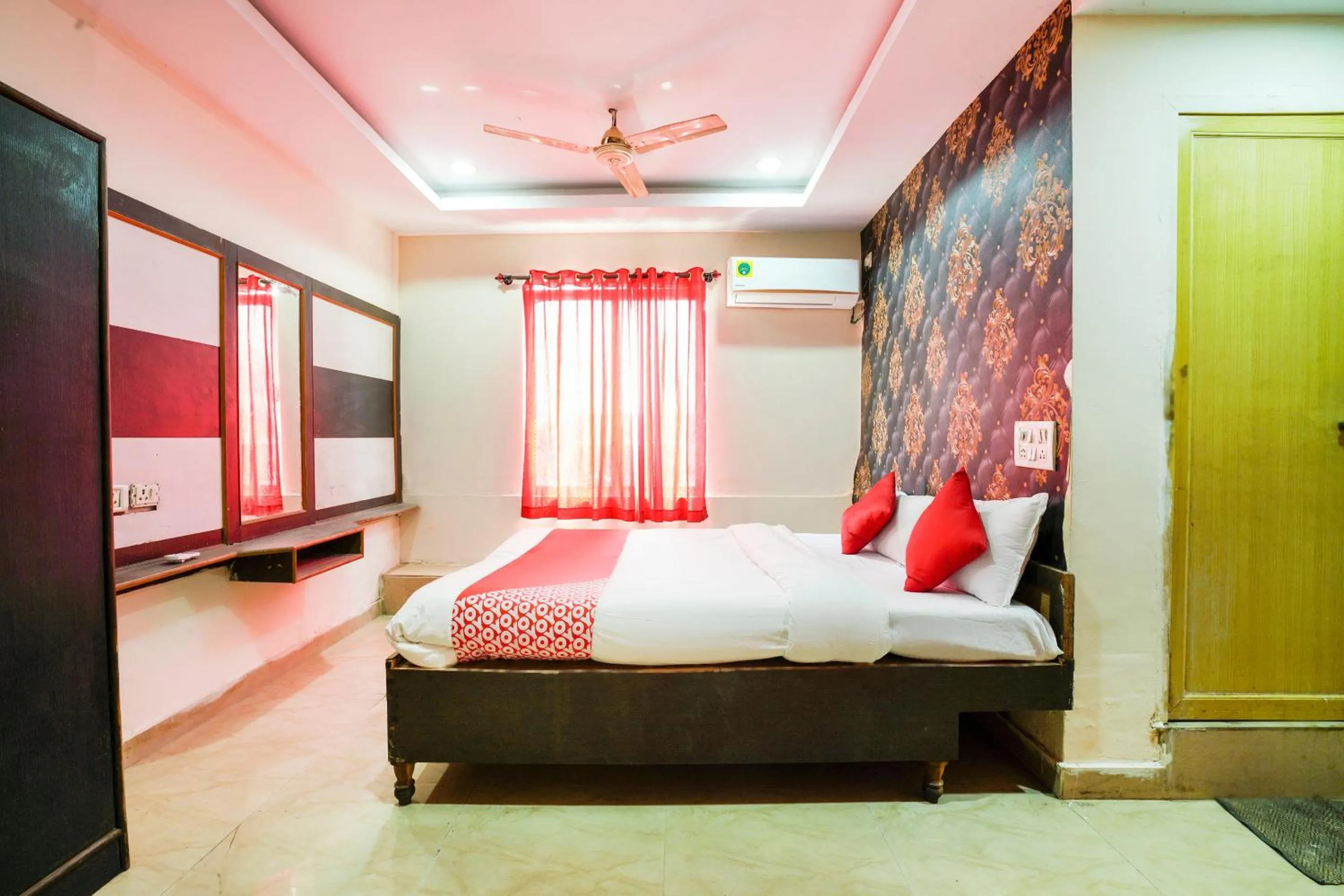 Bedroom, Bed in SPOT ON Hotel Hyderabad Continental