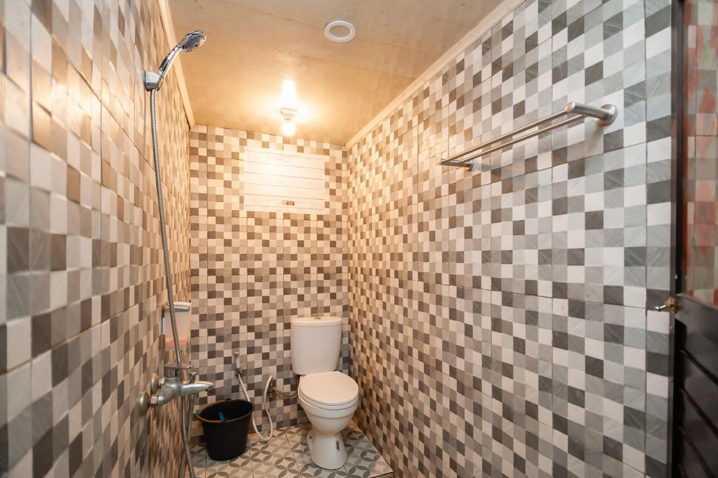 Shower in RedDoorz Syariah at Bumi Siliwangi Residence Padang