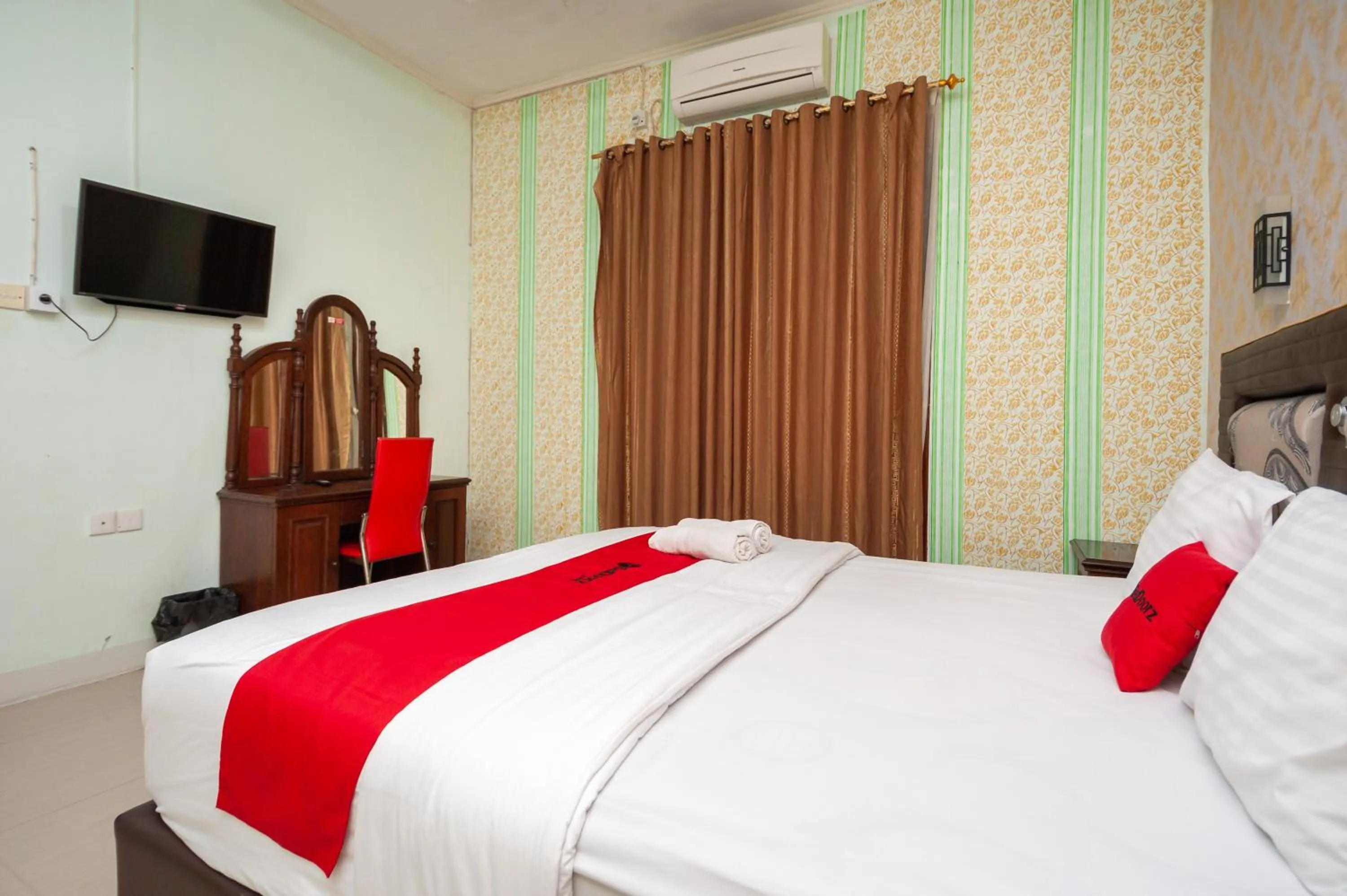 Bed in RedDoorz Syariah at Bumi Siliwangi Residence Padang