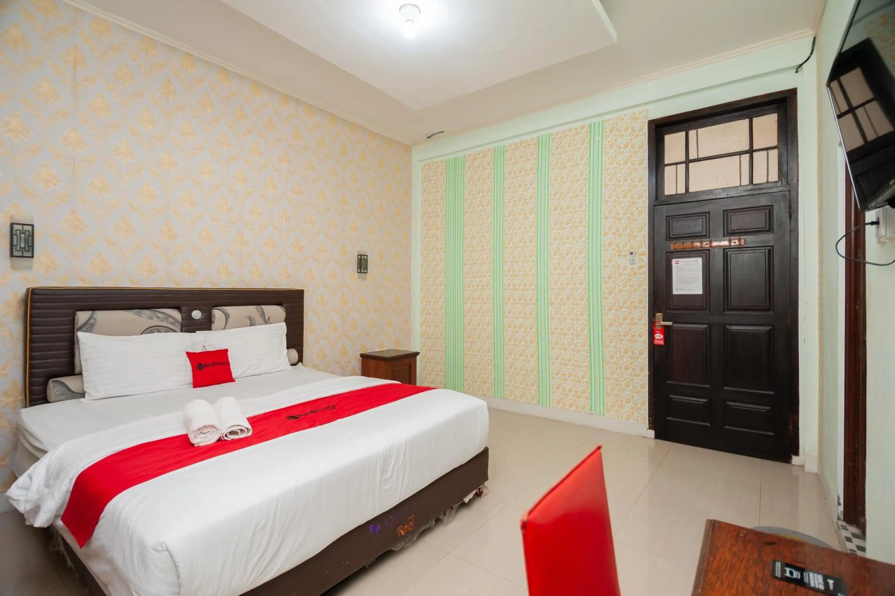 Bed in RedDoorz Syariah at Bumi Siliwangi Residence Padang