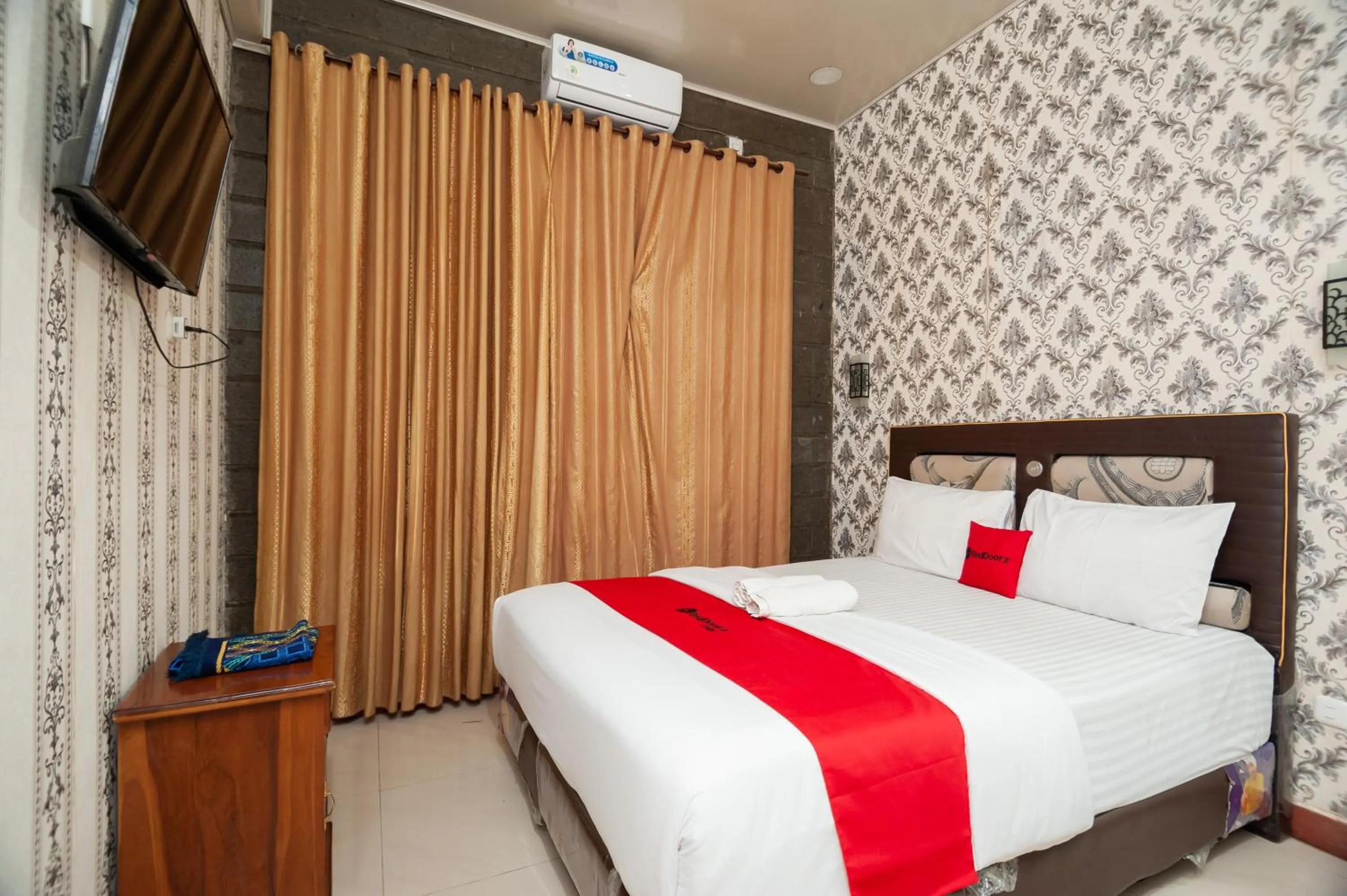 Bed in RedDoorz Syariah at Bumi Siliwangi Residence Padang