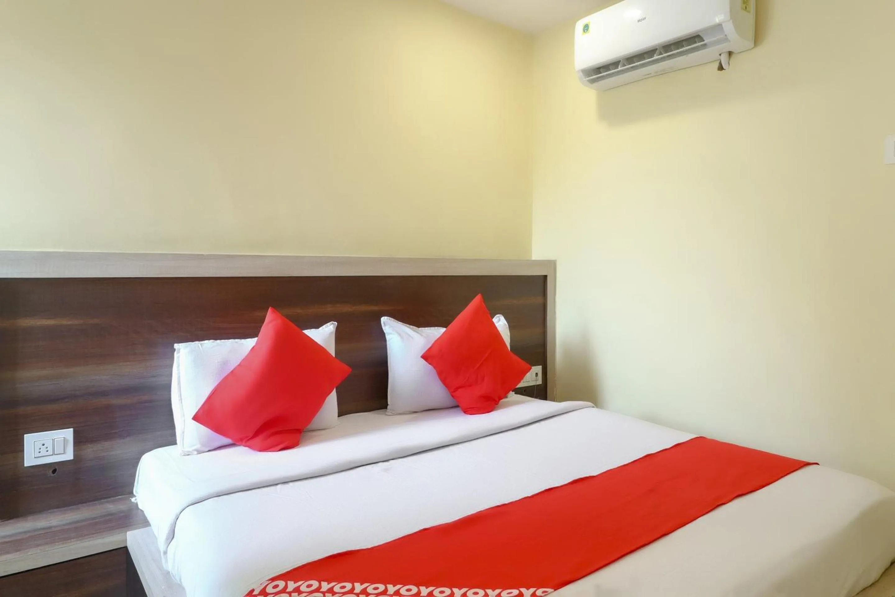 Bedroom, Bed in Hotel O 67309 Hotel Tuk Tuk Palace