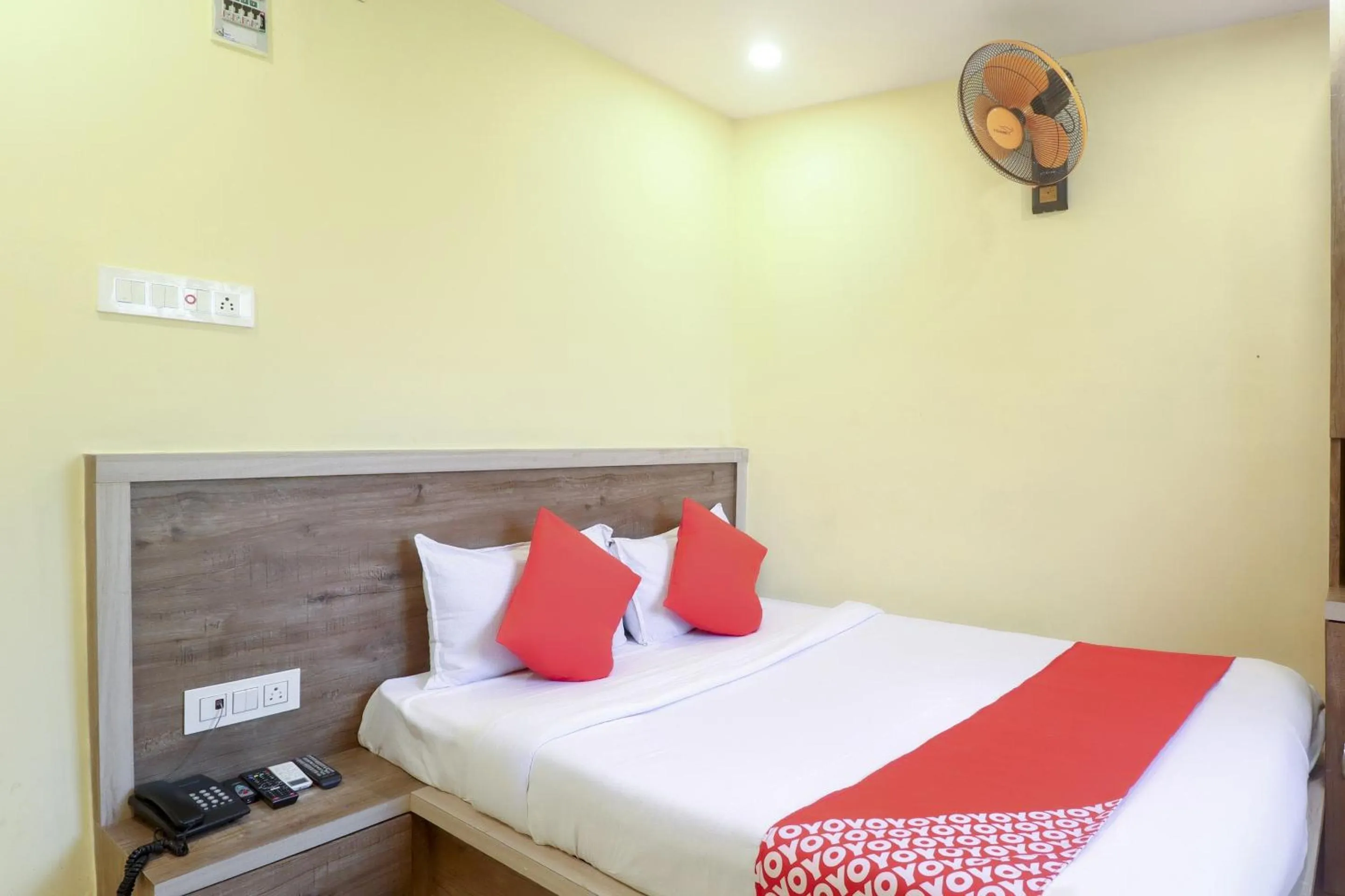 Bedroom, Bed in Hotel O 67309 Hotel Tuk Tuk Palace