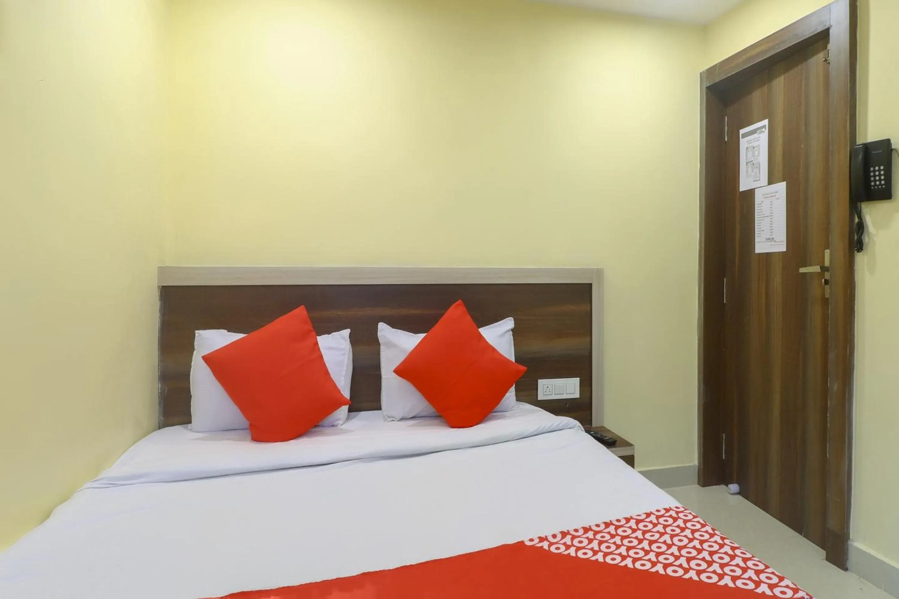 Bedroom, Bed in Hotel O 67309 Hotel Tuk Tuk Palace