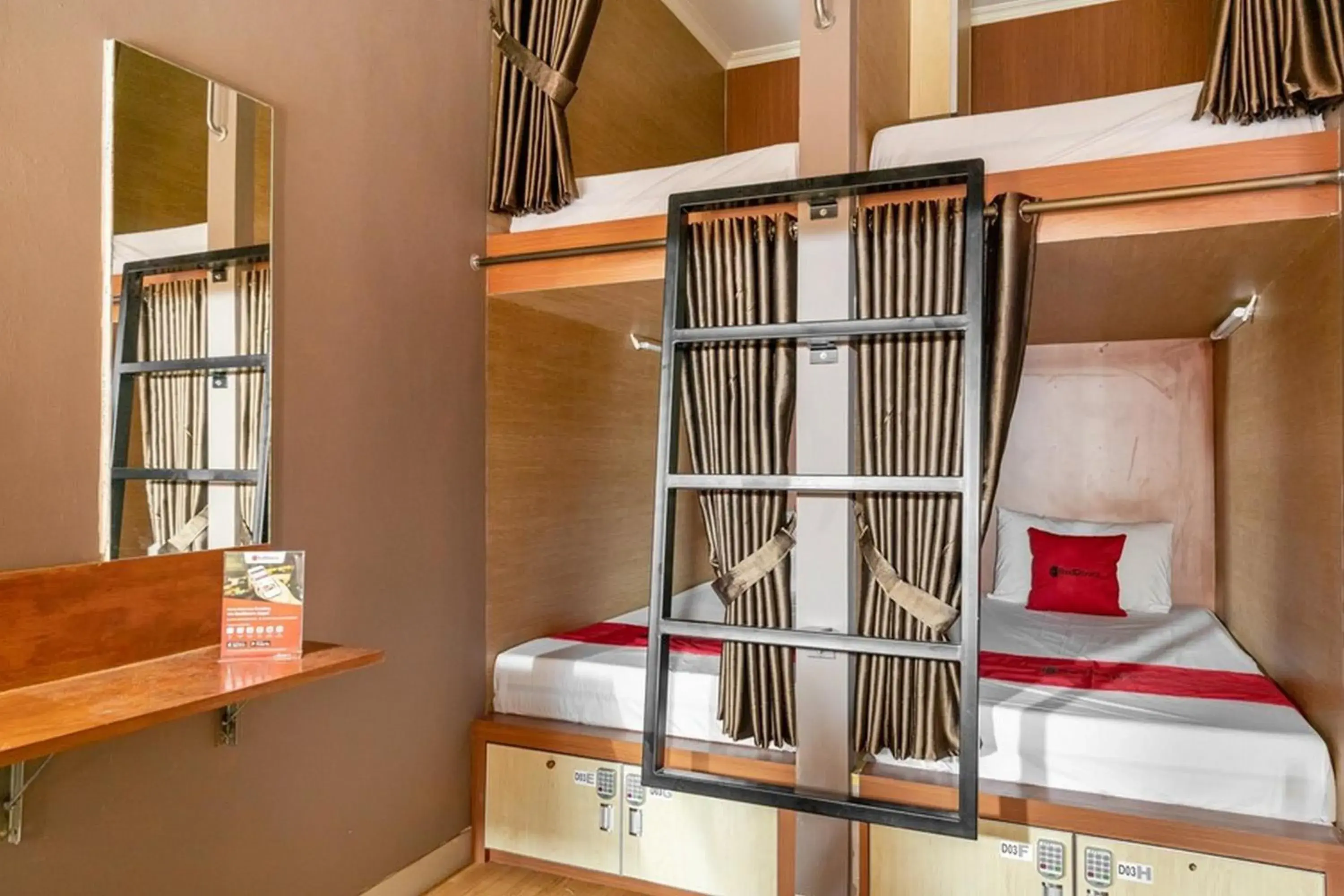 Bed in RedDoorz Hostel near LTC Glodok Bed in RedDoorz Hostel near LTC Glodok