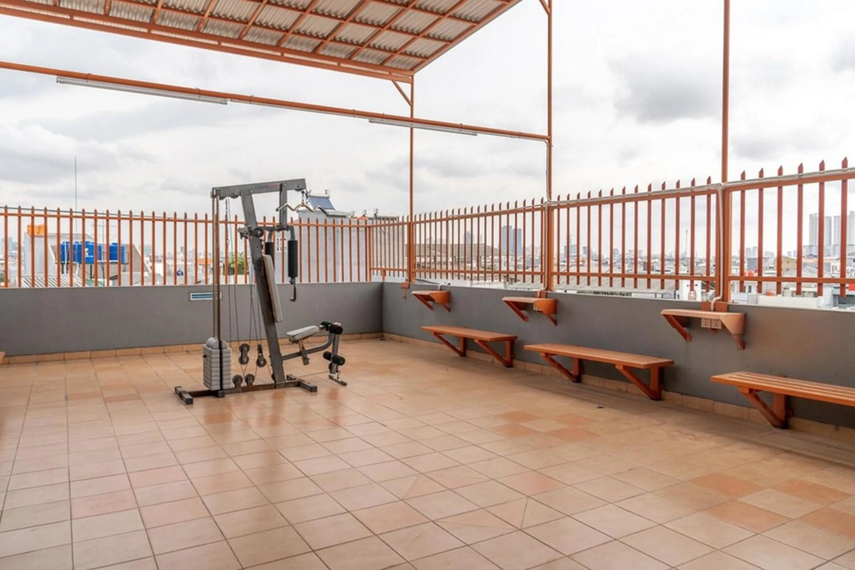 RedDoorz Hostel near LTC Glodok