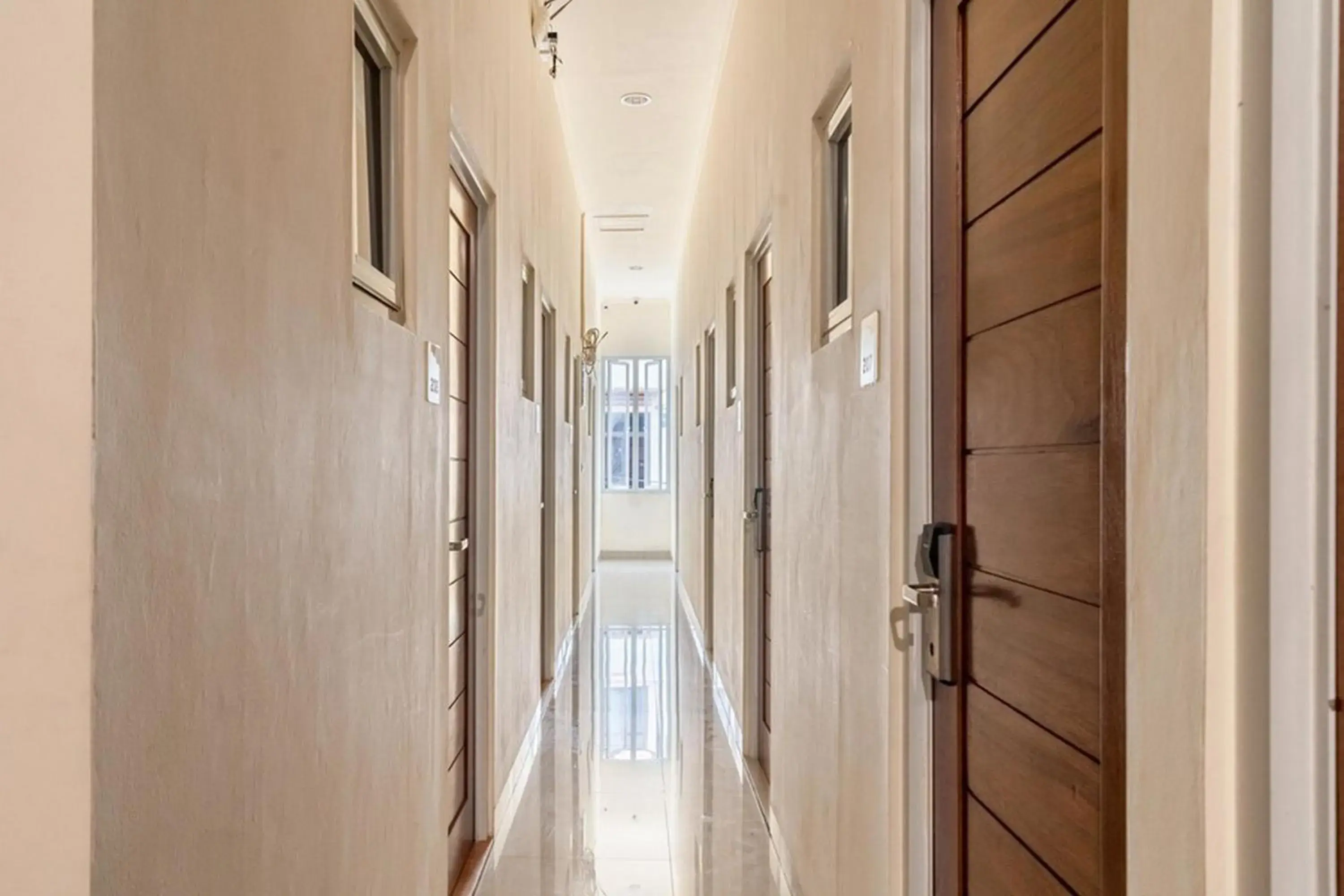 Facade/entrance in RedDoorz Hostel near LTC Glodok Facade/entrance in RedDoorz Hostel near LTC Glodok