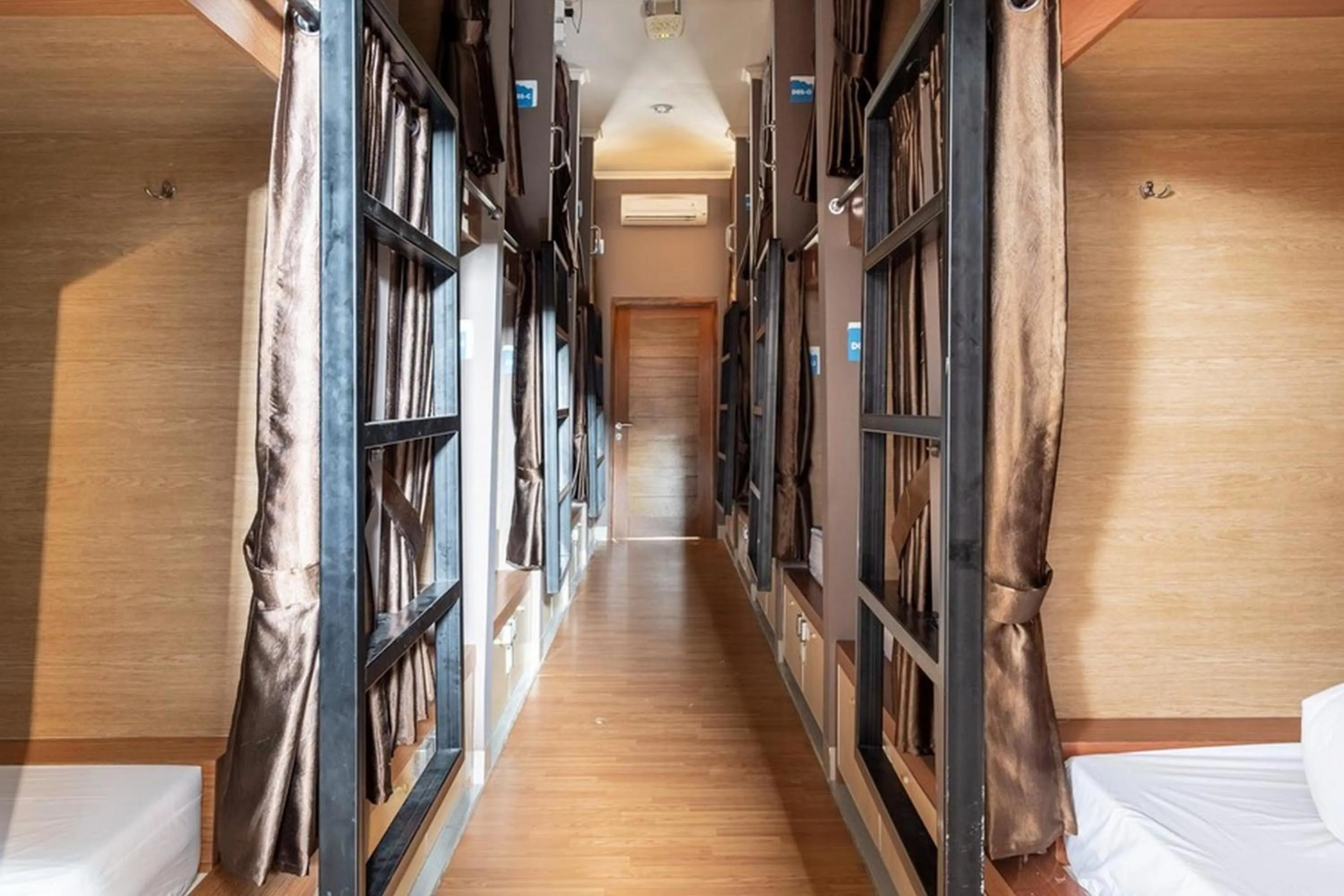 RedDoorz Hostel near LTC Glodok