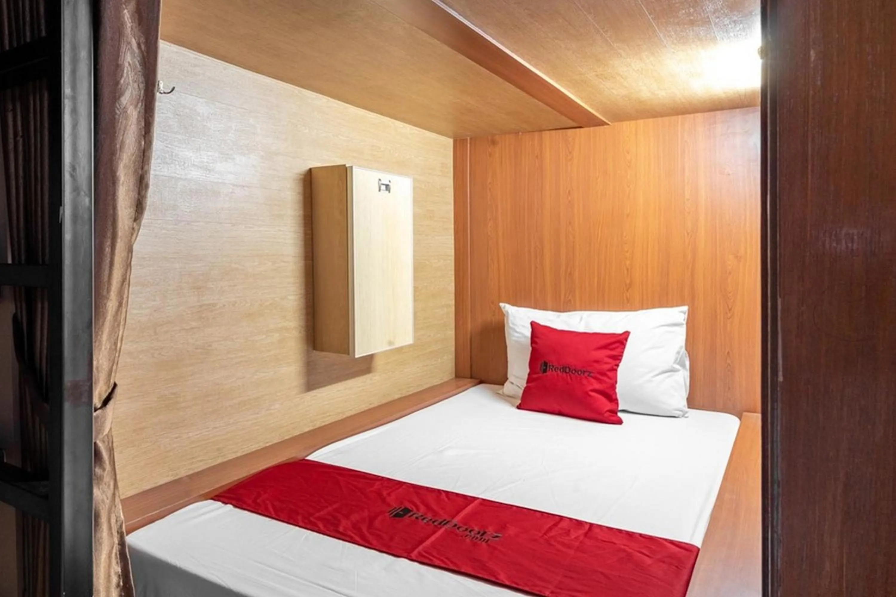 Bed in RedDoorz Hostel near LTC Glodok