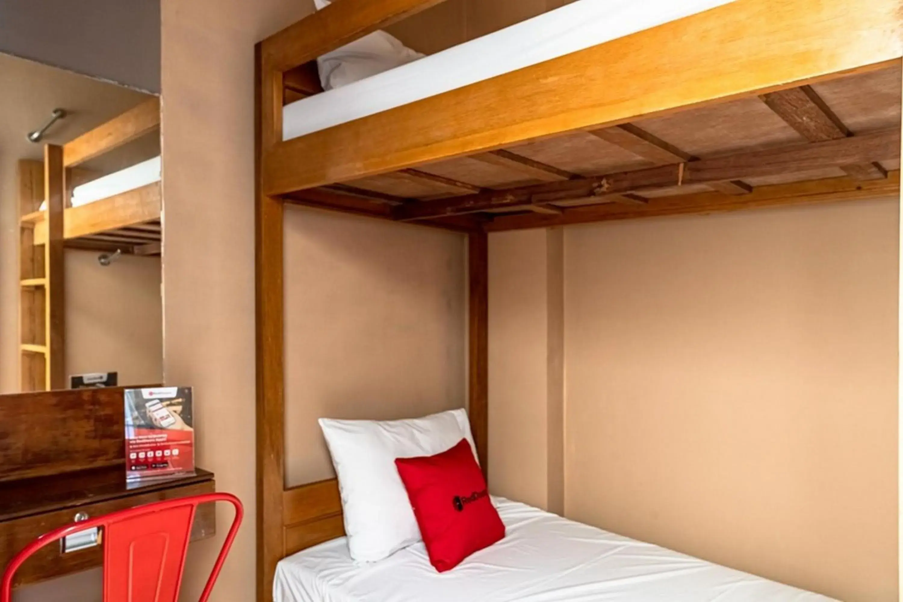 Bed in RedDoorz Hostel near LTC Glodok Bed in RedDoorz Hostel near LTC Glodok