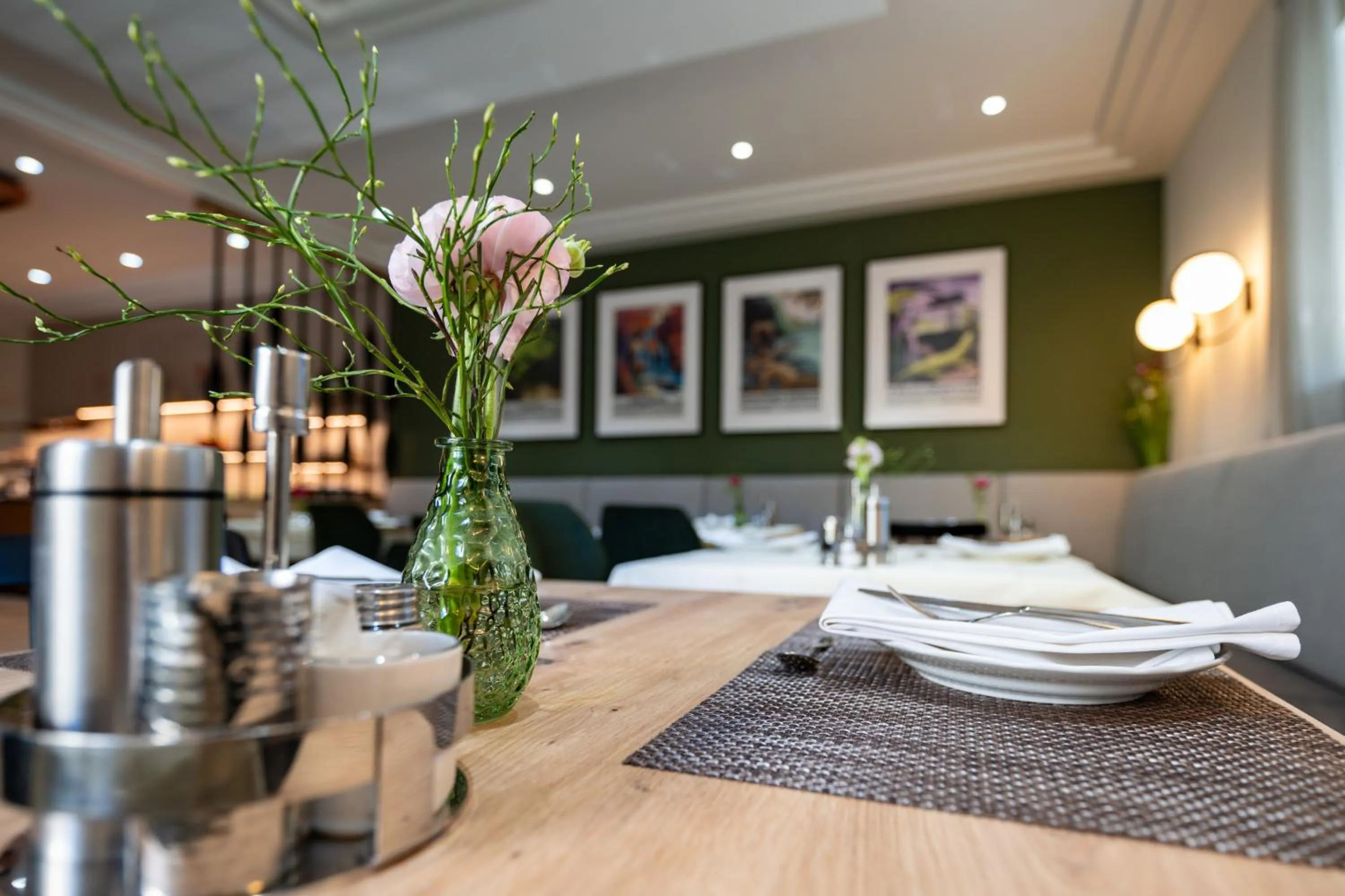 Restaurant/places to eat in Hotel Azenberg