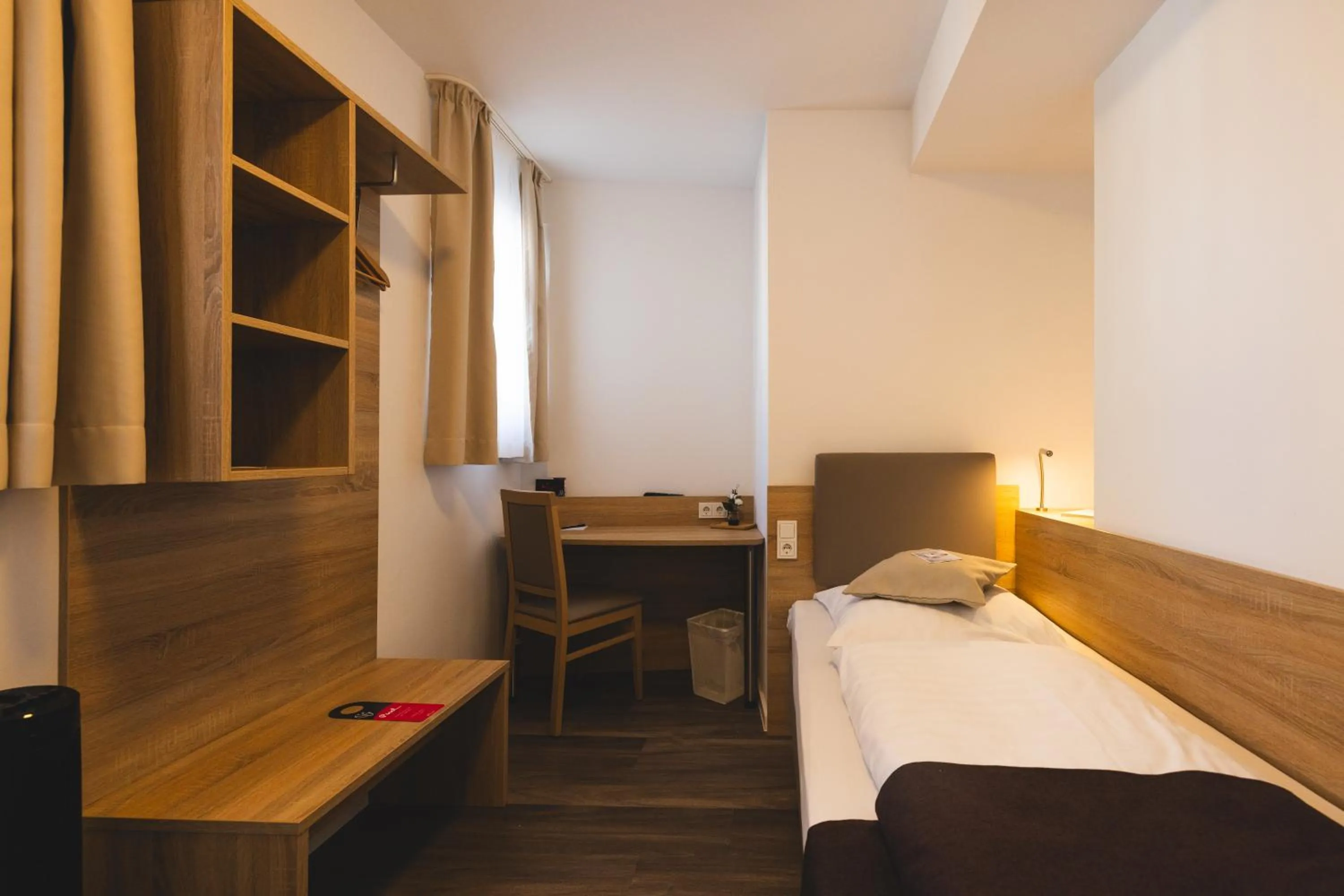 Photo of the whole room, Bed in Köln 2020