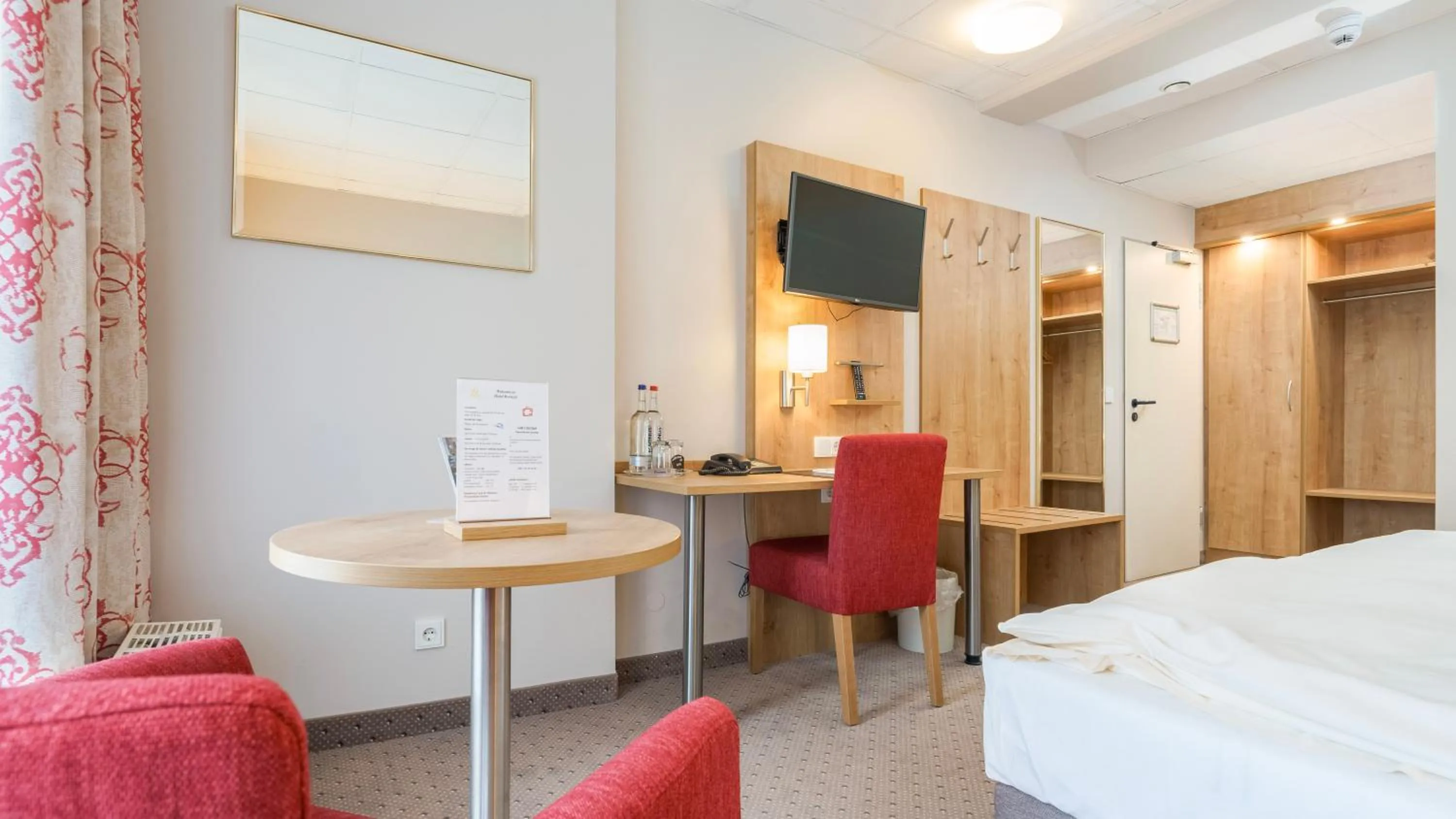 Photo of the whole room, Bed in Hotel Kreuzer