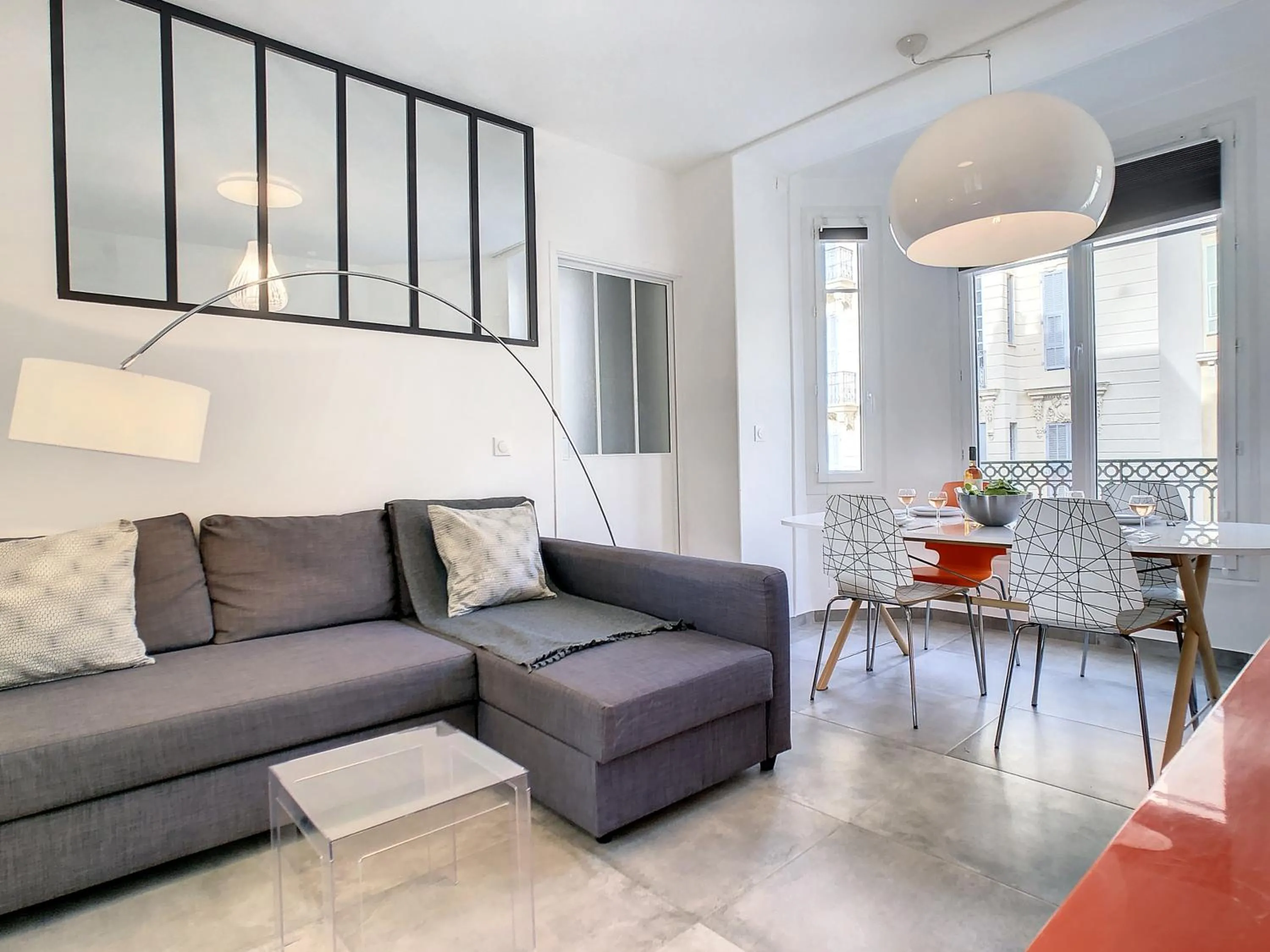 Nestor&Jeeves - BOW WINDOW BUFFA - City center - Very close beach