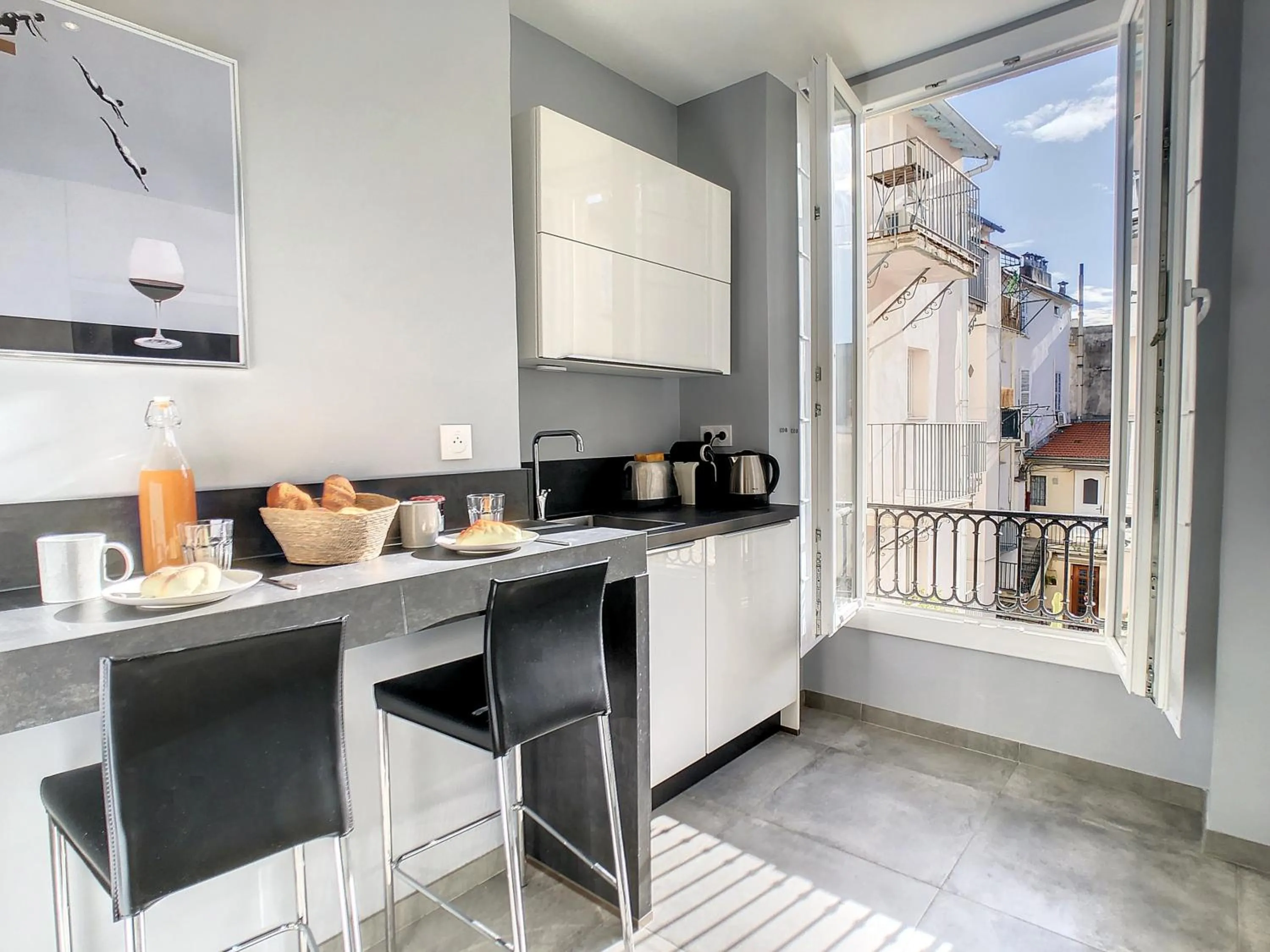 Nestor&Jeeves - BOW WINDOW BUFFA - City center - Very close beach