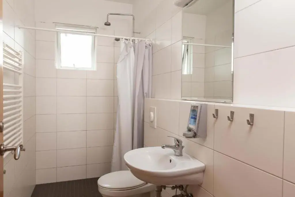 Twin Room with Shared Bathroom in Guesthouse Eldhestar Twin Room with Shared Bathroom in Guesthouse Eldhestar