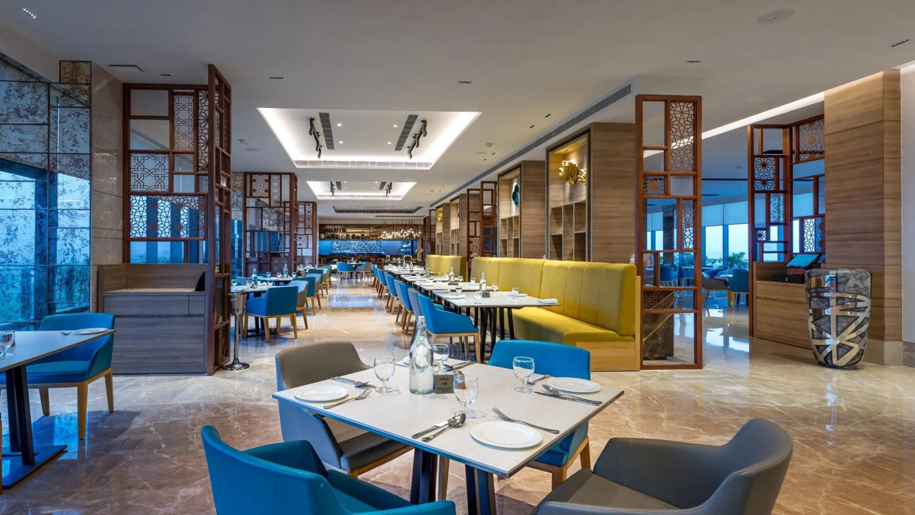 Restaurant/places to eat in Holiday Inn Gurugram Sector 90 by IHG