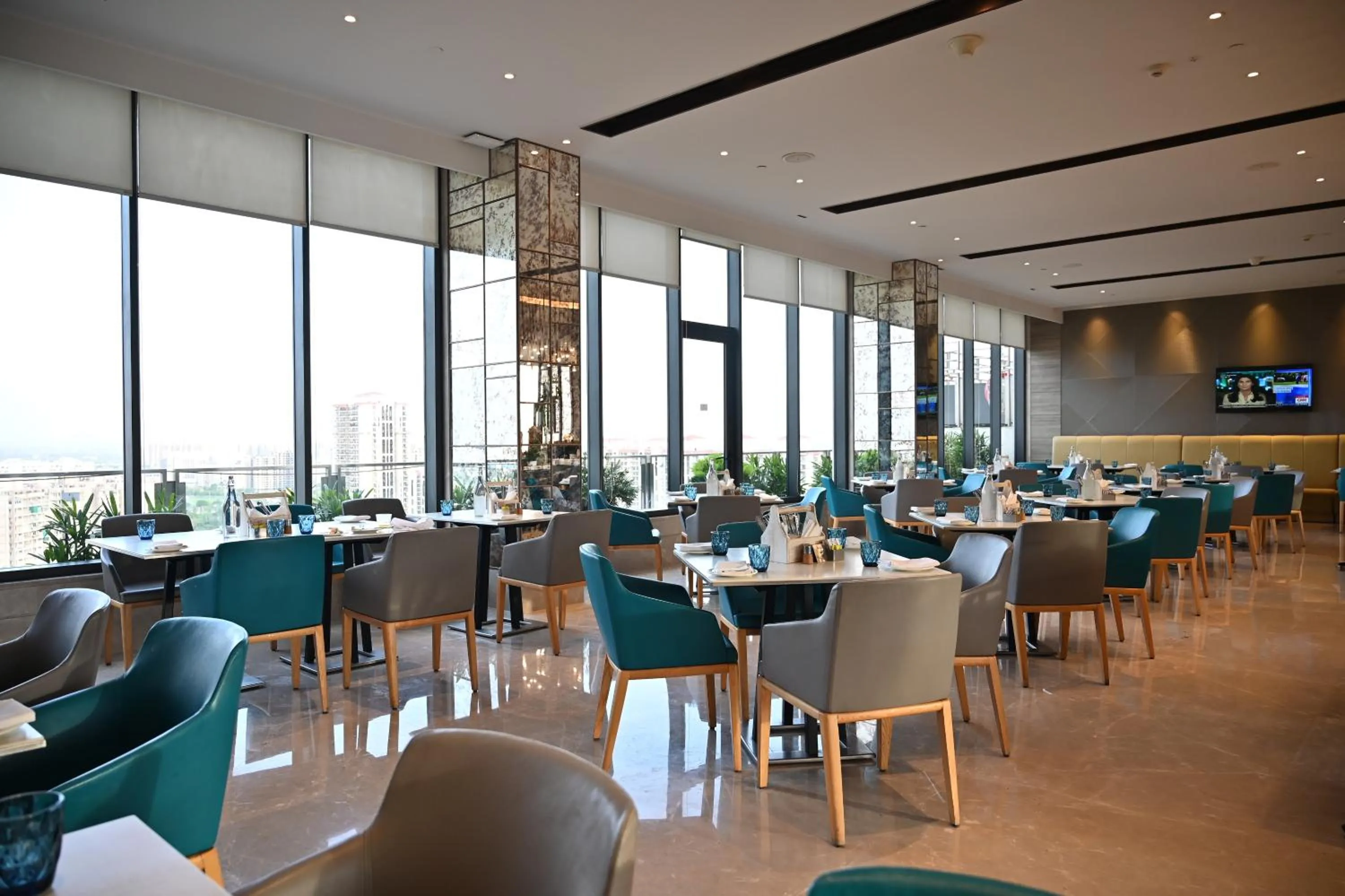 Restaurant/places to eat in Holiday Inn Gurugram Sector 90 by IHG