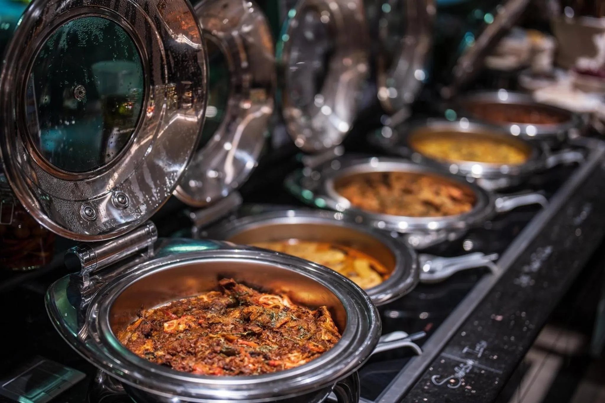 Restaurant/places to eat in Holiday Inn Dhaka City Centre by IHG