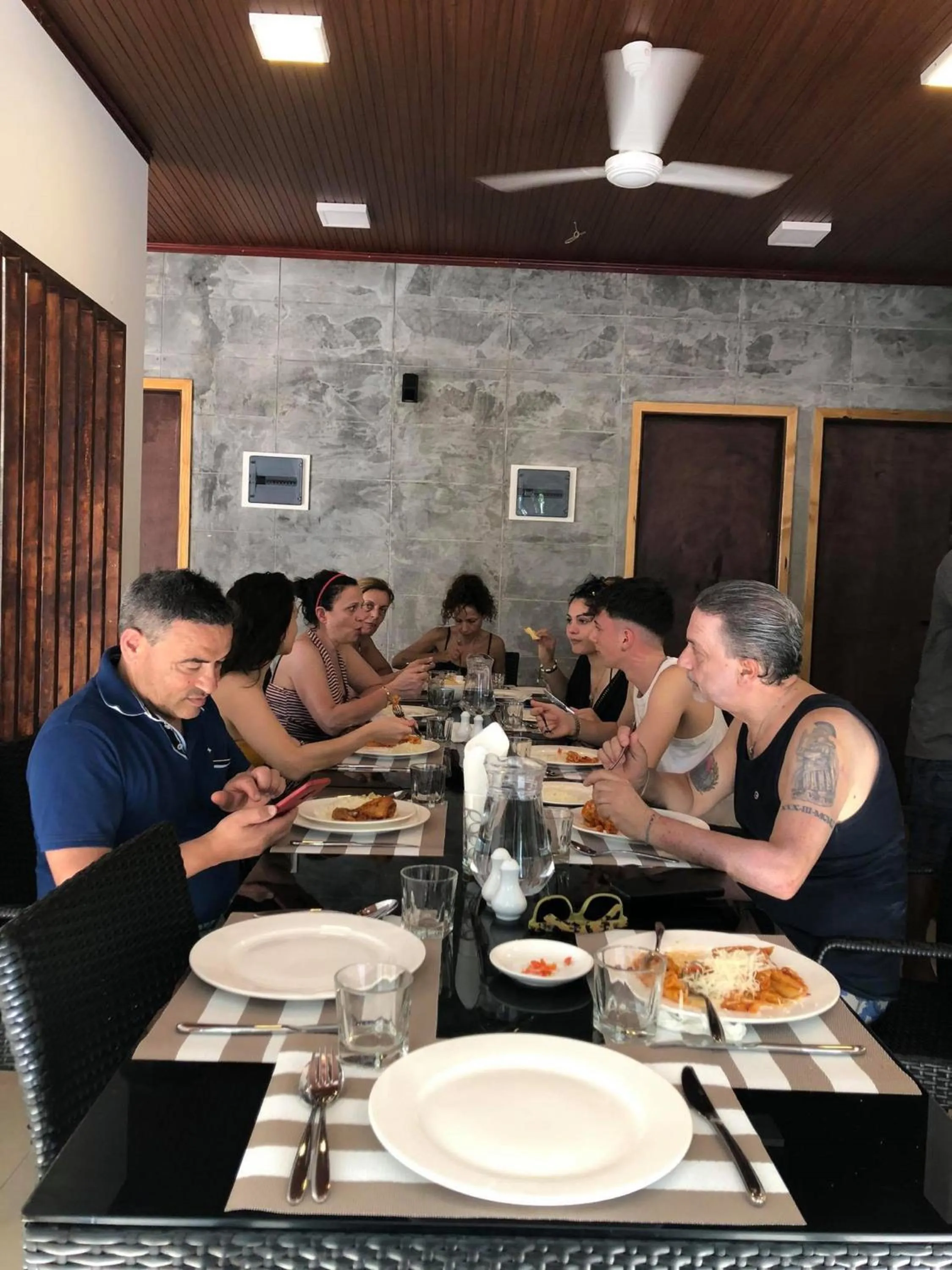 Restaurant/places to eat in Huvan Inn