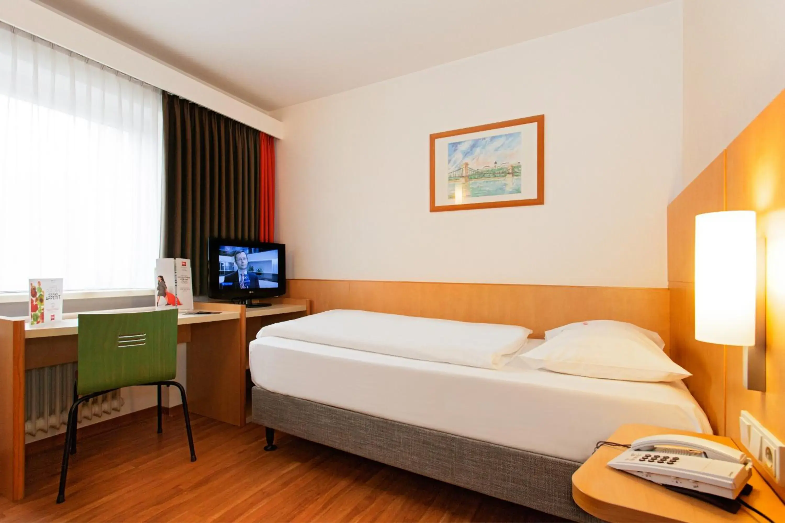 Photo of the whole room, Bed in ibis Saarbrücken City