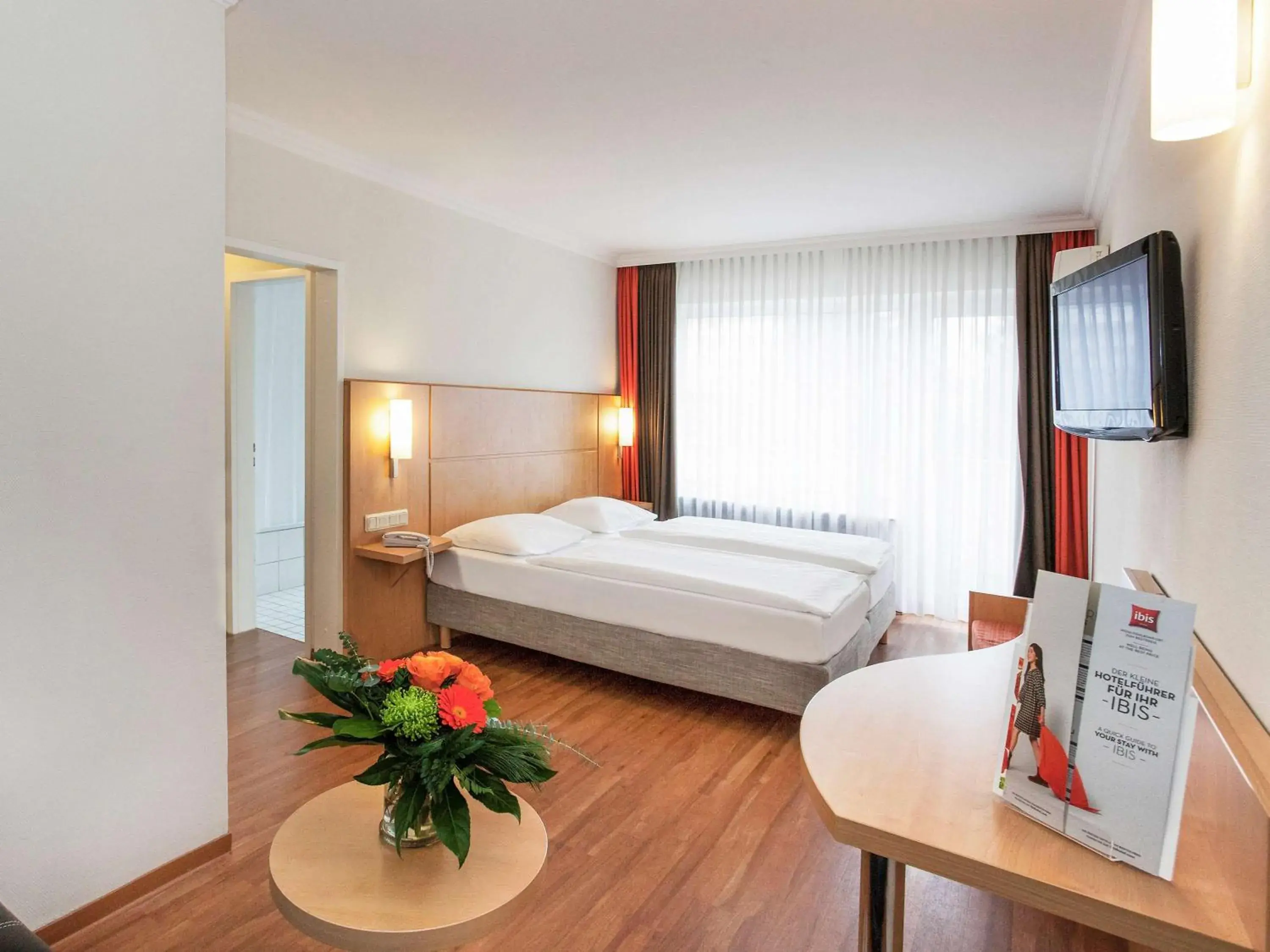 Photo of the whole room, Bed in ibis Saarbrücken City