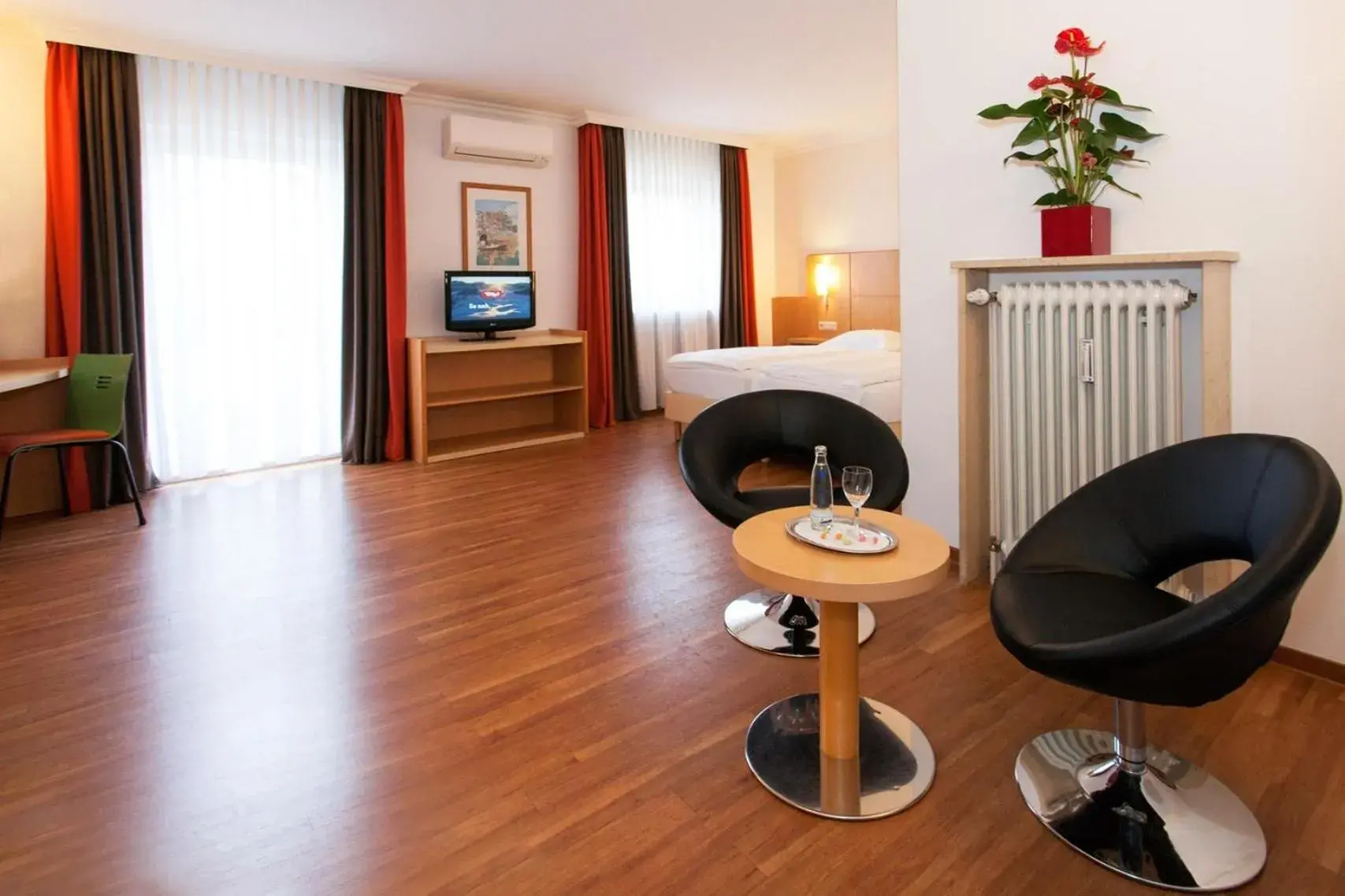 Photo of the whole room, Bed in Saar City Hotel Superior Photo of the whole room, Bed in Saar City Hotel Superior