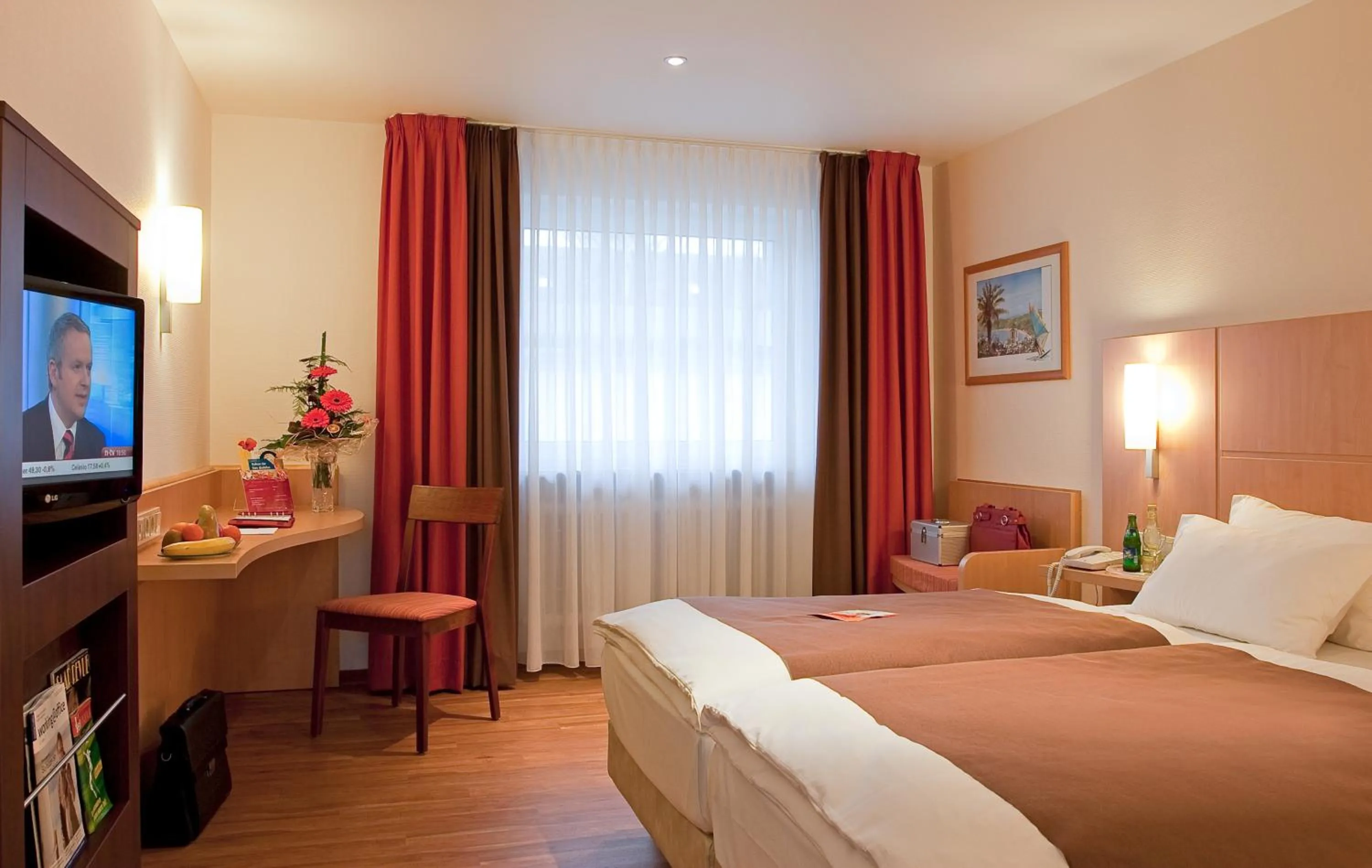 Photo of the whole room, Bed in ibis Saarbrücken City