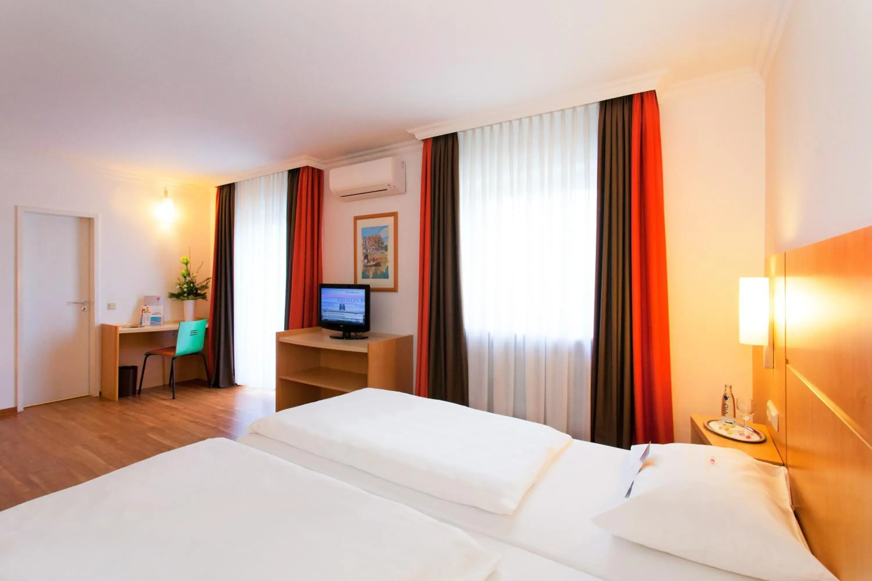 Photo of the whole room, Bed in ibis Saarbrücken City