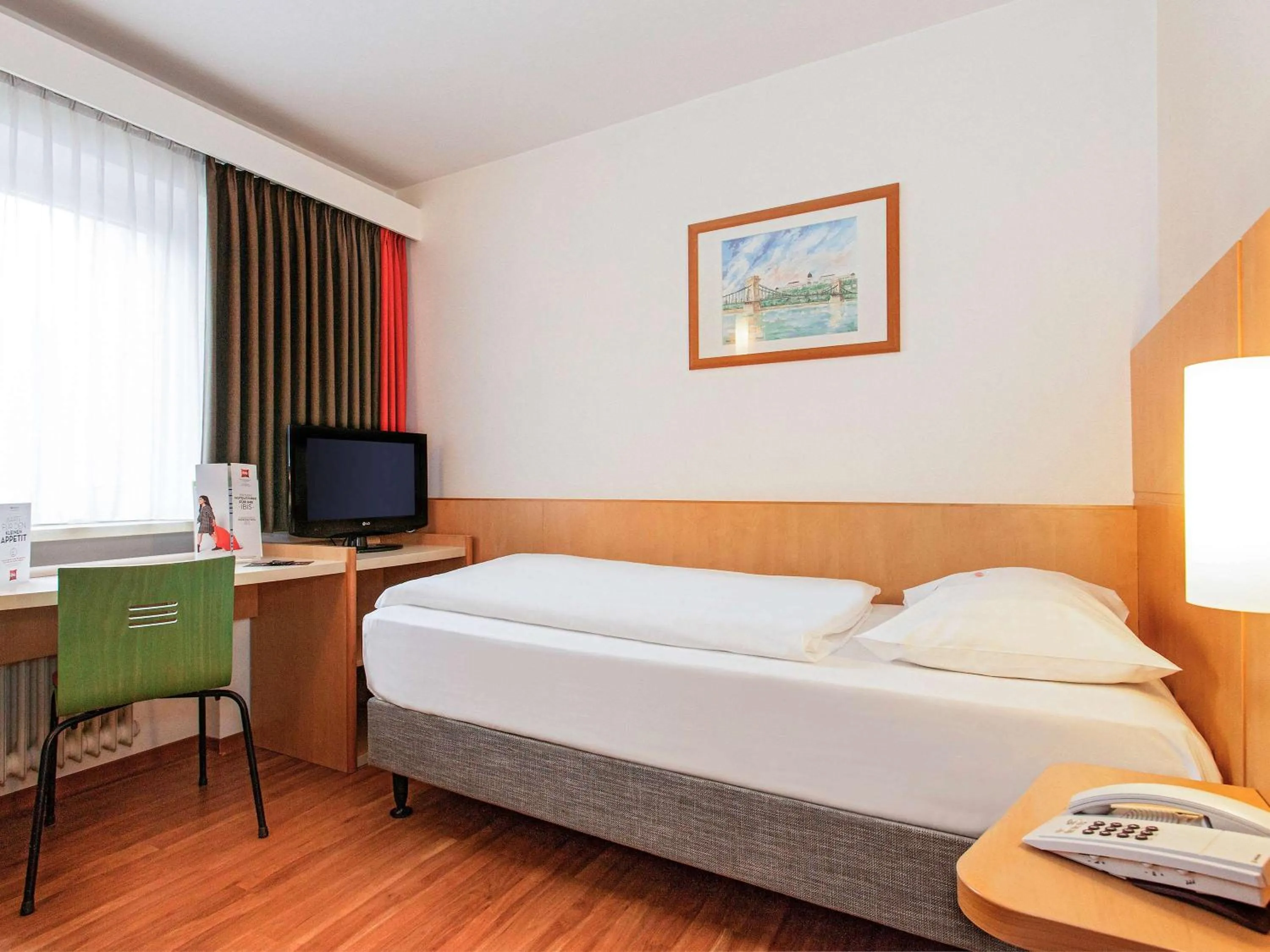 Photo of the whole room, Bed in ibis Saarbrücken City