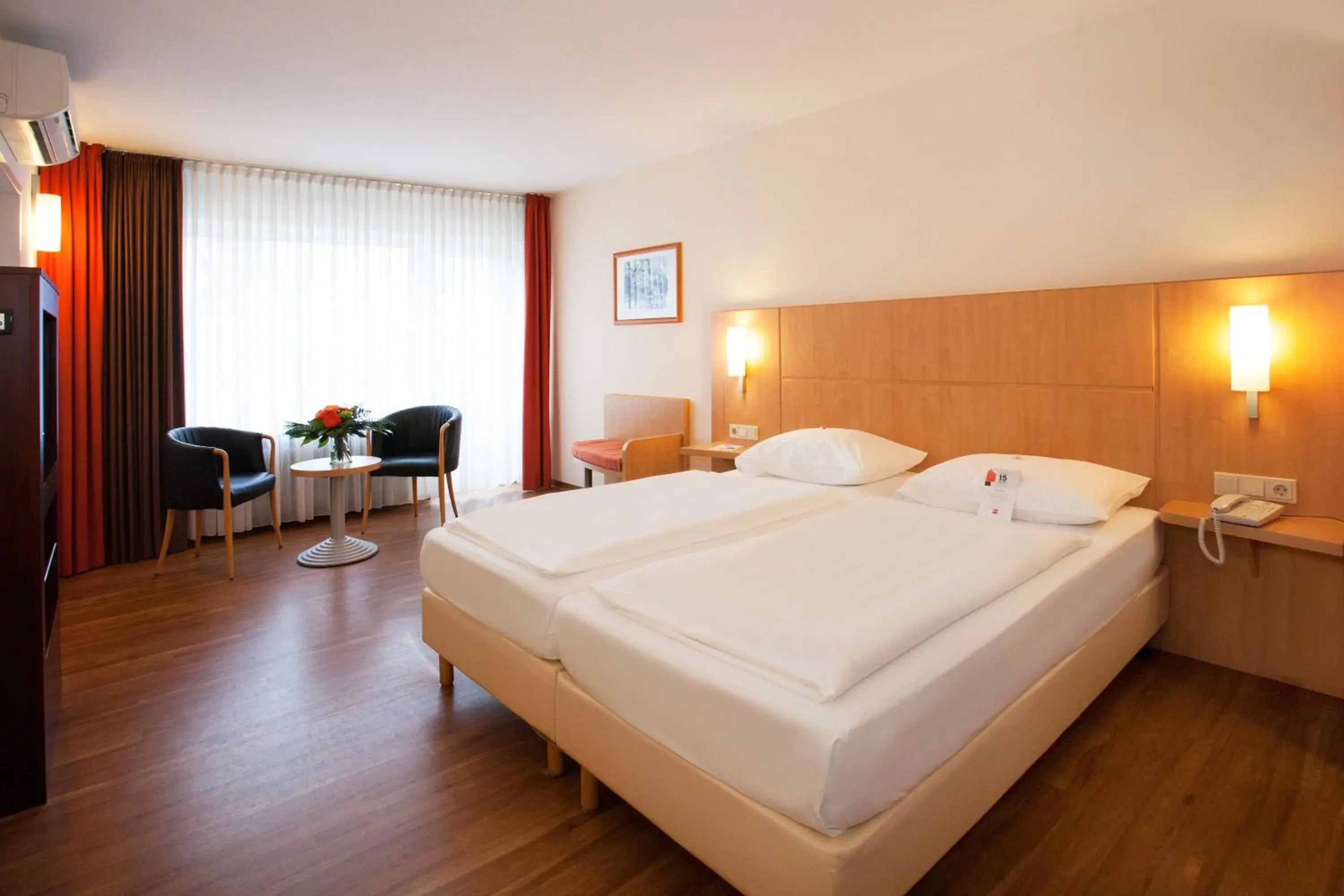 Photo of the whole room, Bed in ibis Saarbrücken City