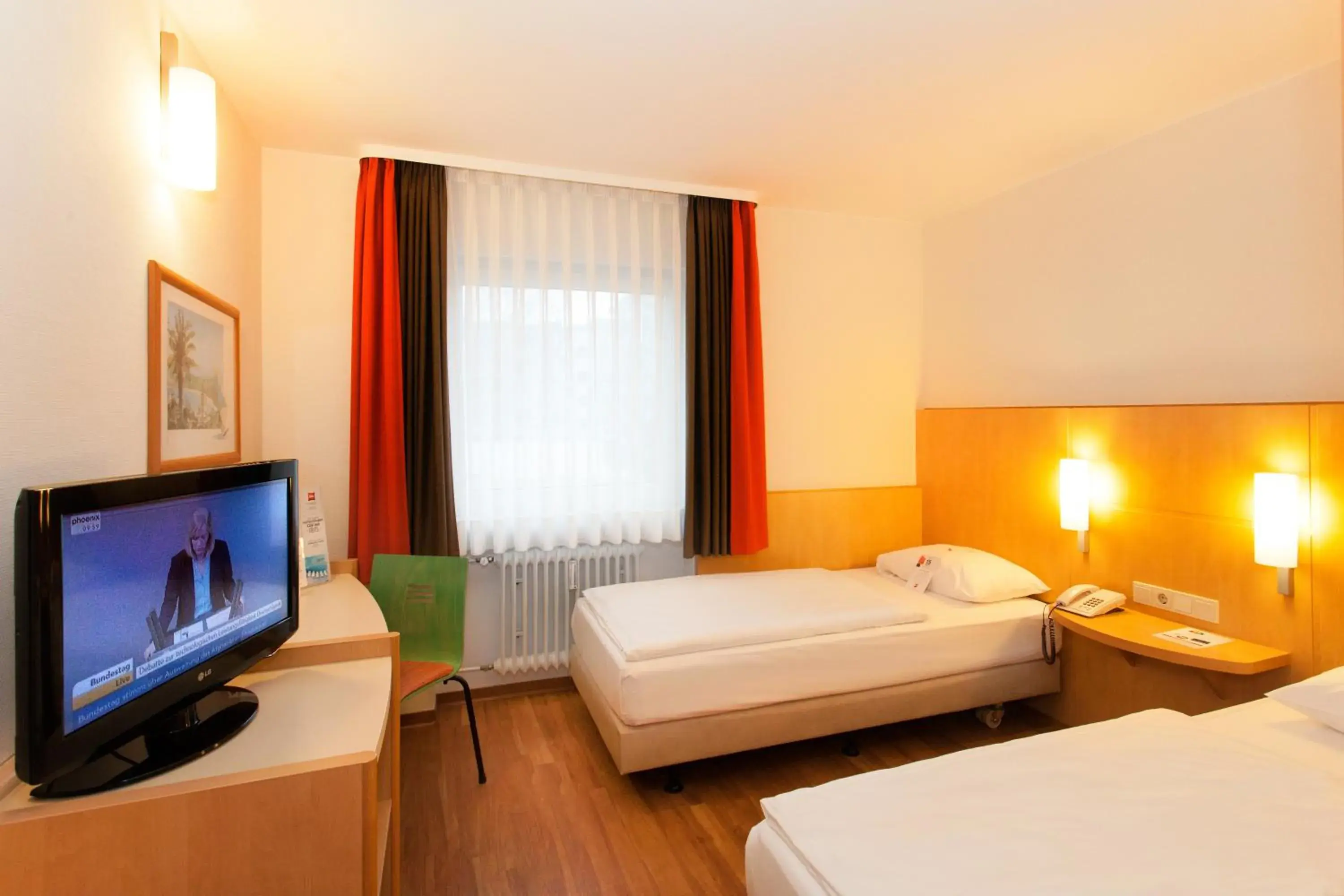 Photo of the whole room, Bed in ibis Saarbrücken City