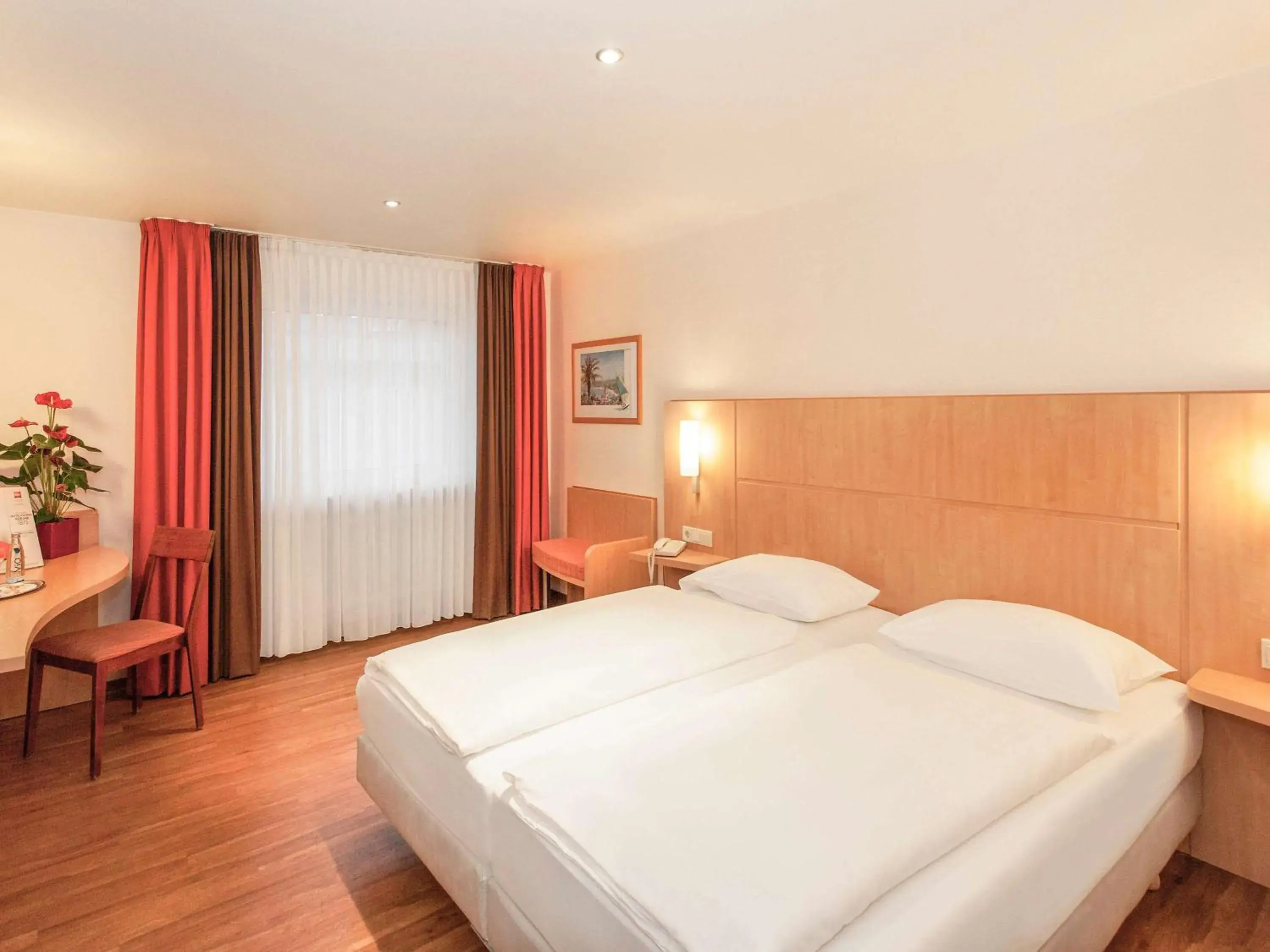 Photo of the whole room, Bed in ibis Saarbrücken City