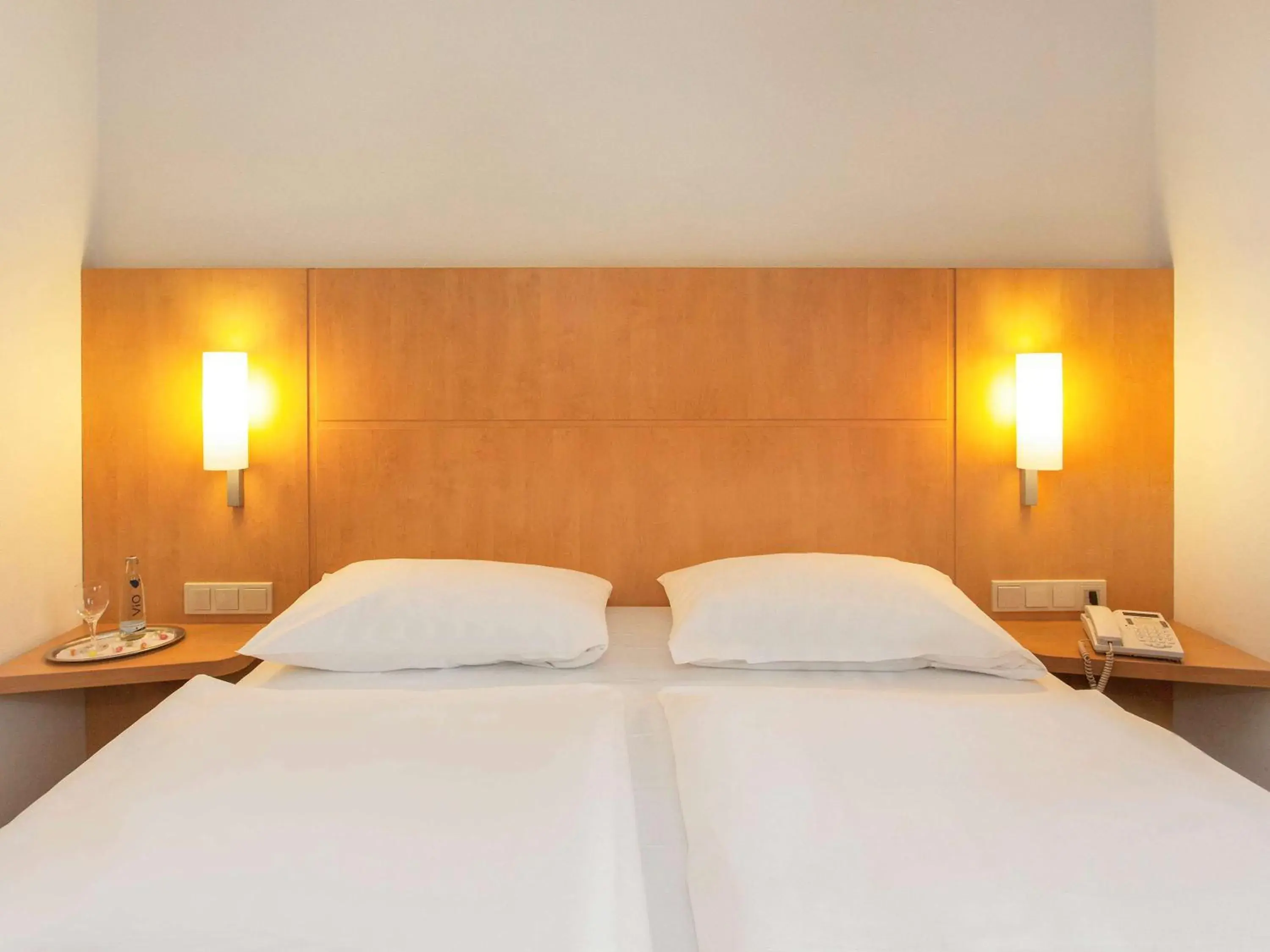 Photo of the whole room, Bed in ibis Saarbrücken City