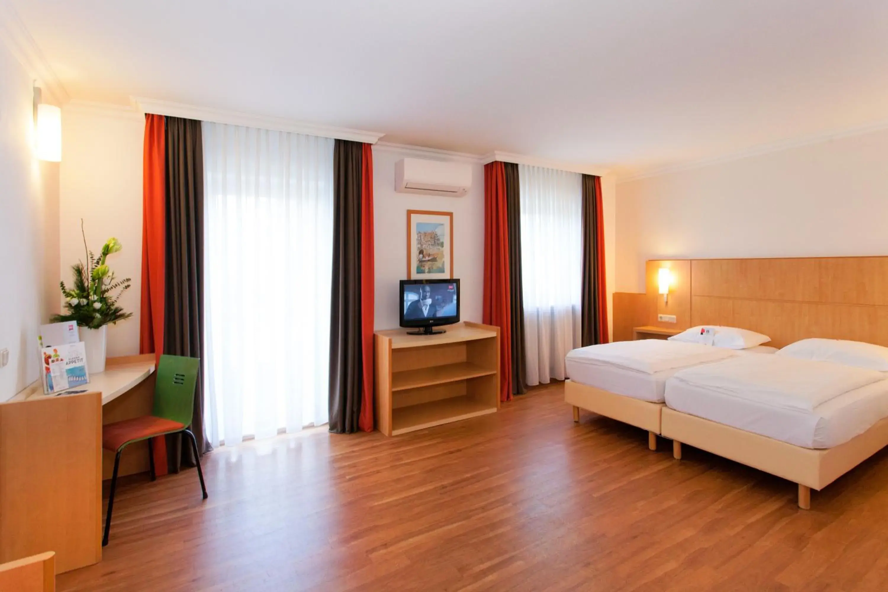 Photo of the whole room, Bed in ibis Saarbrücken City