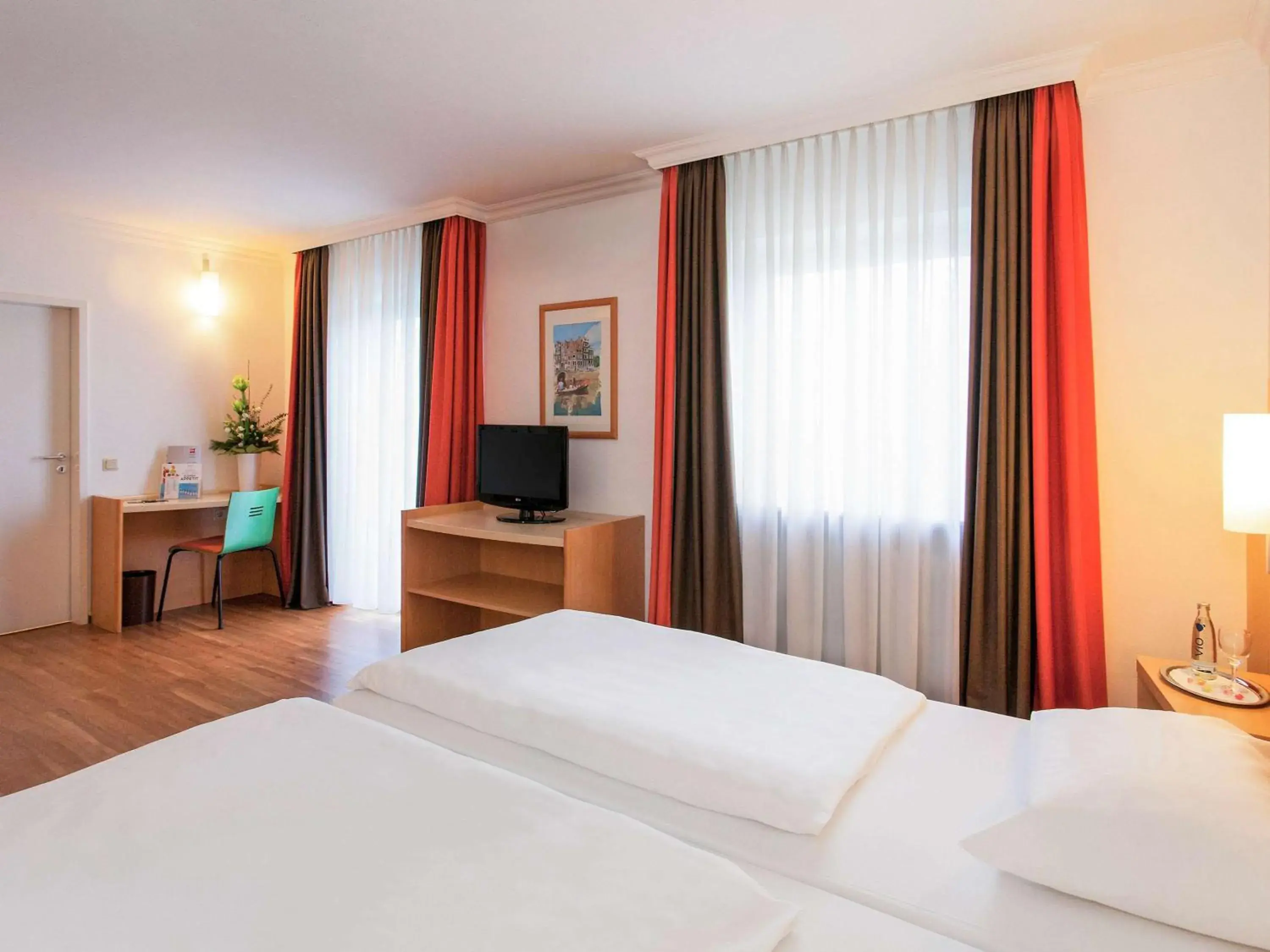 Photo of the whole room, Bed in ibis Saarbrücken City